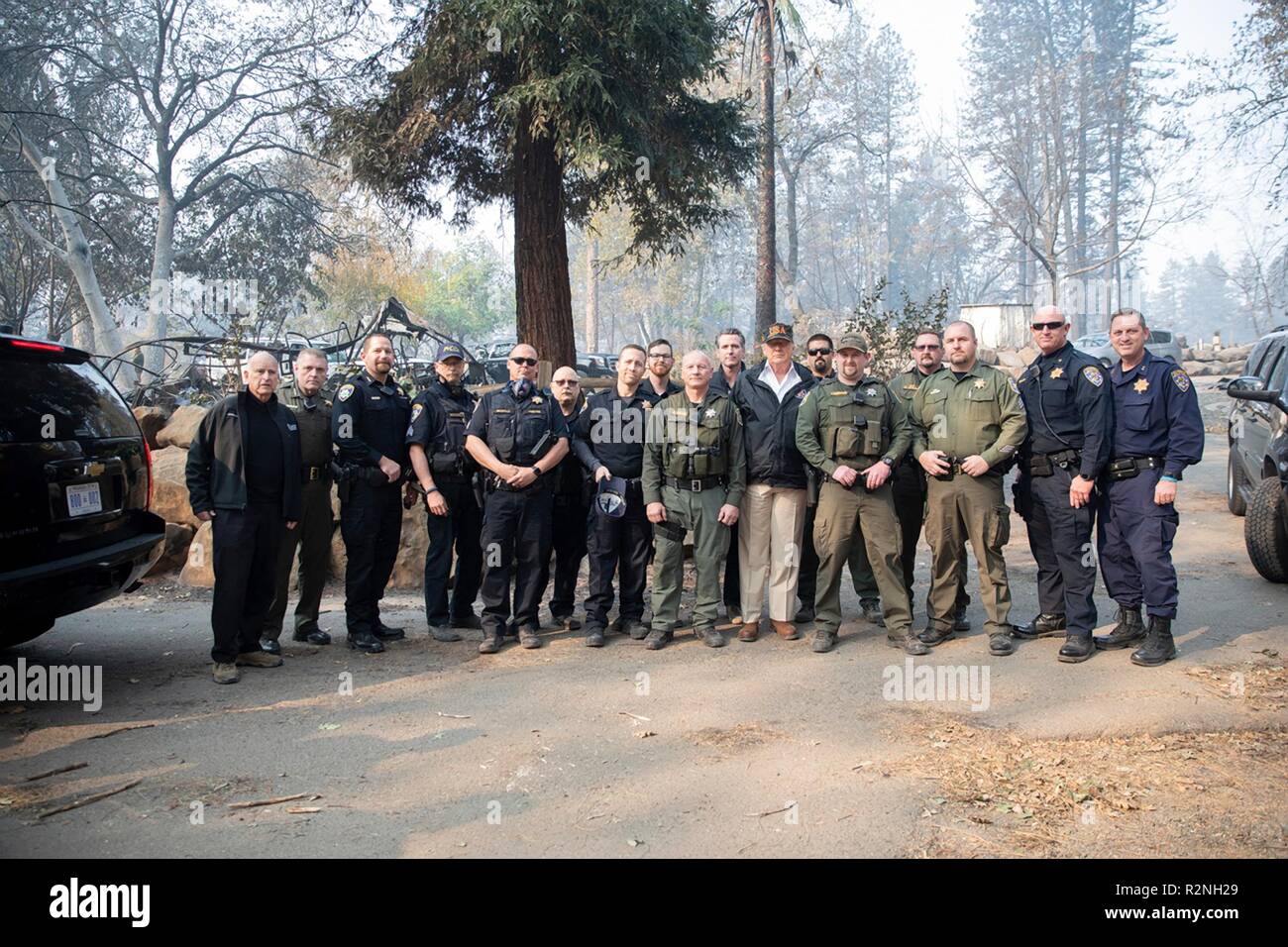 Président américain Donald Trump pose avec les pompiers, les premiers intervenants et le personnel d'application lors d'une tournée des dommages causés par l'incendie de la Villa Skyway Maison mobile et RV Park le 17 novembre 2018 au paradis, en Californie. Banque D'Images