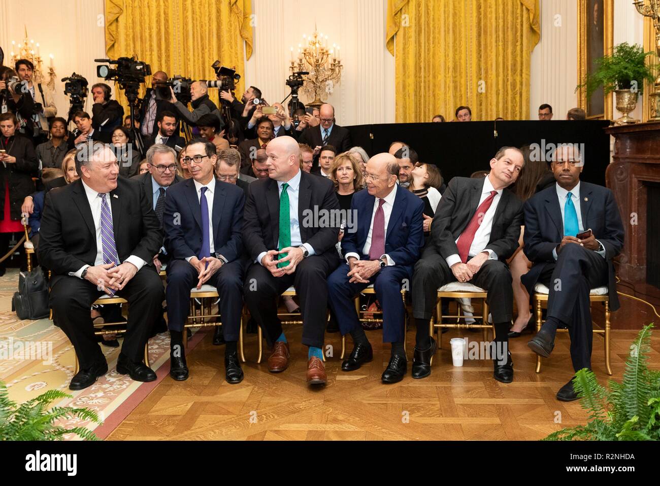 Les membres du Cabinet assister à la médaille présidentielle de la liberté cérémonie de remise des prix dans l'East Room de la Maison Blanche le 16 novembre 2018 à Washington, D.C. Assis de gauche à droite sont : le secrétaire d'État Mike Pompeo, le secrétaire du Trésor Steve Mnuchin, agissant de la Justice des États-Unis Matt Whitaker, ministre du Commerce, Wilbur Ross, secrétaire du Travail Alex Acosta et secrétaire de HUD Ben Carson. Banque D'Images