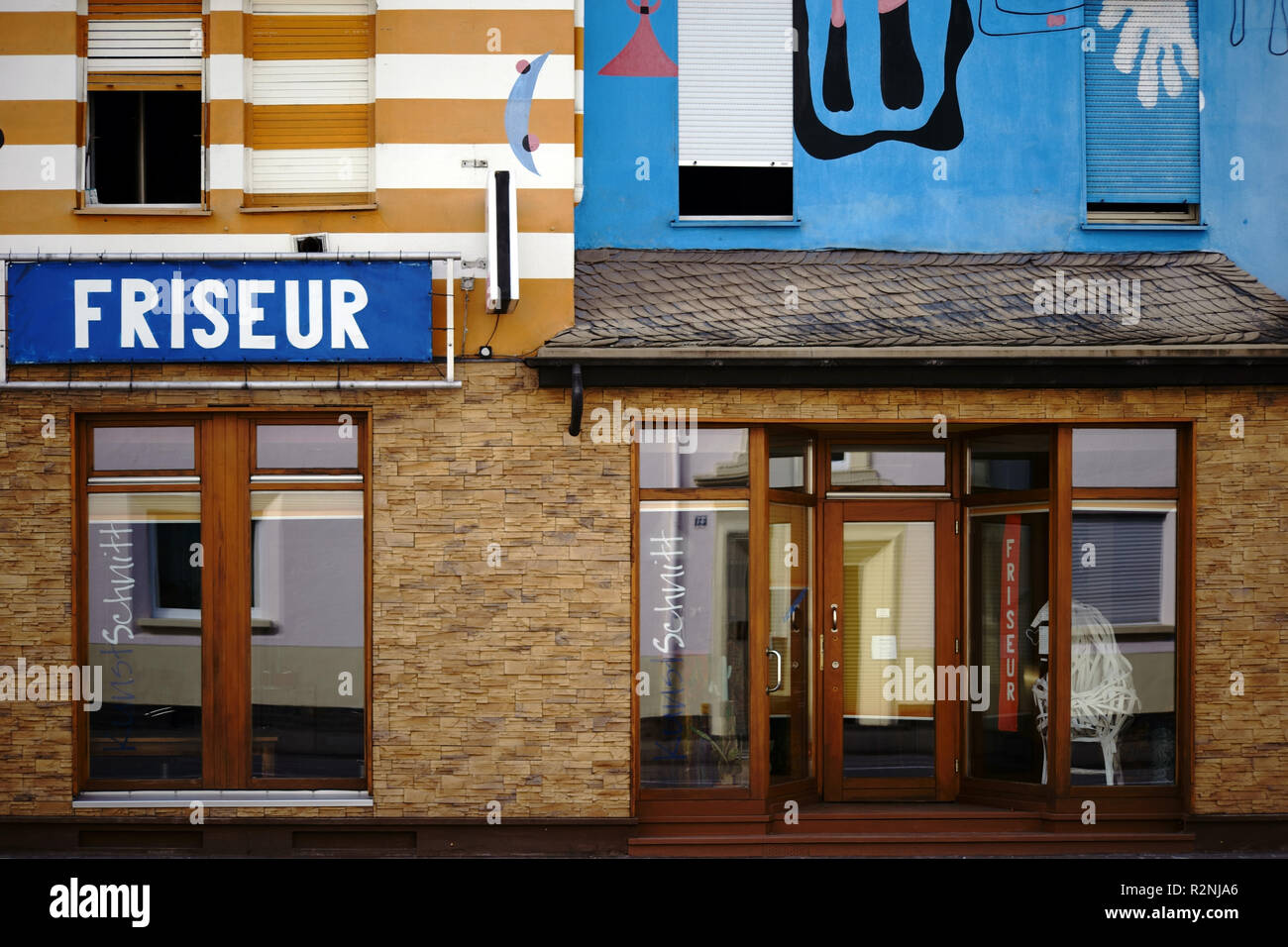 Entrée et vitrine d'une boutique de coiffeur dans la chambre Miro à Koblenz avec des motifs de la peinture de l'artiste Joan Miro, Banque D'Images