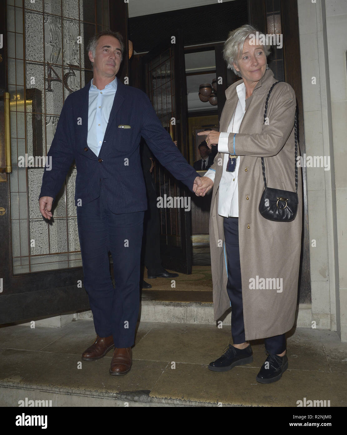 Emma Thompson et son mari Greg Wise laisser 34 Mayfair restaurant avec : Emma Thompson, Greg Wise Où : London, Royaume-Uni Quand : 20 Oct 2018 Source : WENN.com Banque D'Images