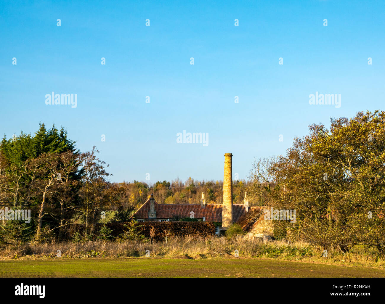 Ancienne cheminée en brique industrielle convertie au bâtiment de ferme et cottage, Tyne, East Lothian, Scotland, UK Banque D'Images