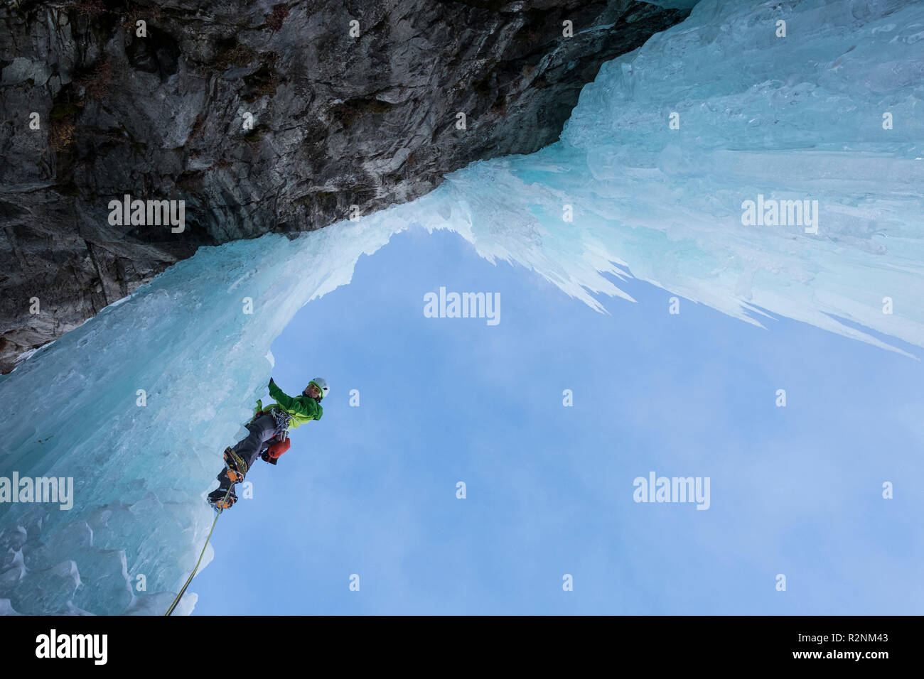Grimpeur sur glace au "jardins suspendus", Alpes de Stubai, Tyrol, Autriche Banque D'Images