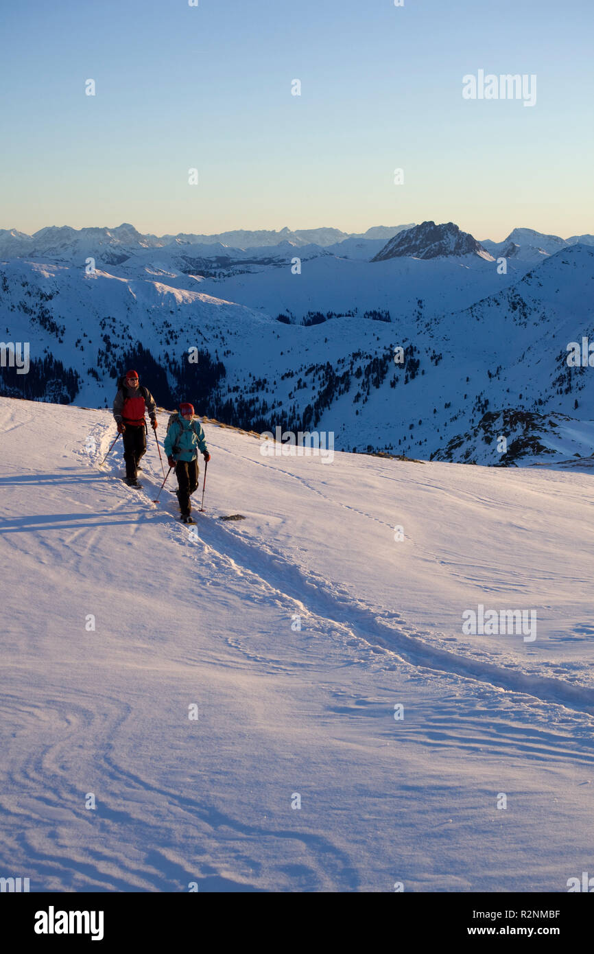 Randonnée en raquettes à Schafsiedel Montagne, Alpes de Kitzbühel, Tyrol, Autriche Banque D'Images