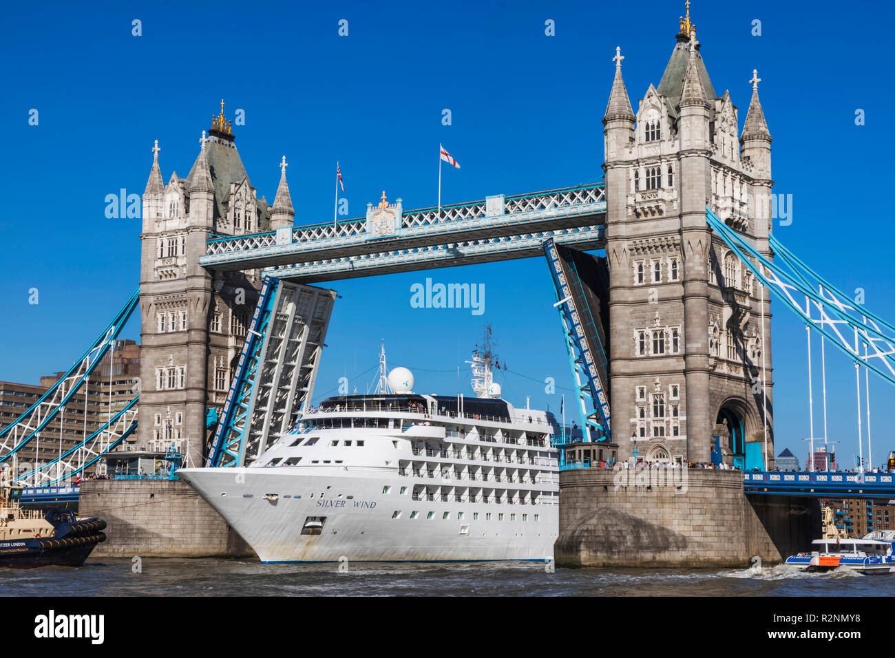 L'Angleterre, Londres, navire de croisière de luxe en passant par vent d'argent le Tower Bridge Banque D'Images