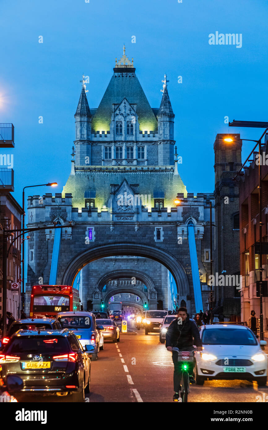 L'Angleterre, Londres, le Tower Bridge avec route et trafic lourd Banque D'Images