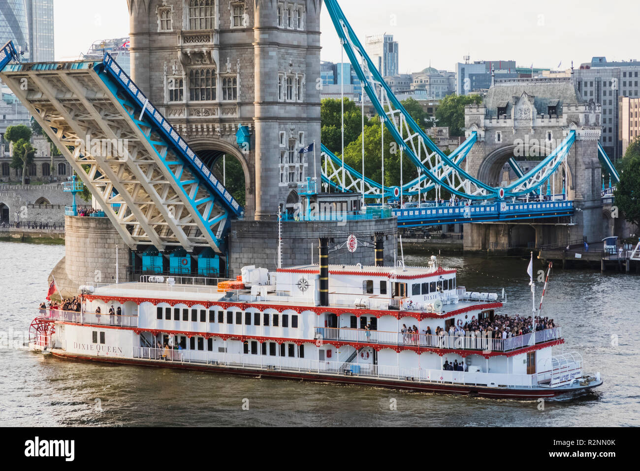 L'Angleterre, Londres, Paddle Steamer Queen Dixie passant par le Tower Bridge Banque D'Images