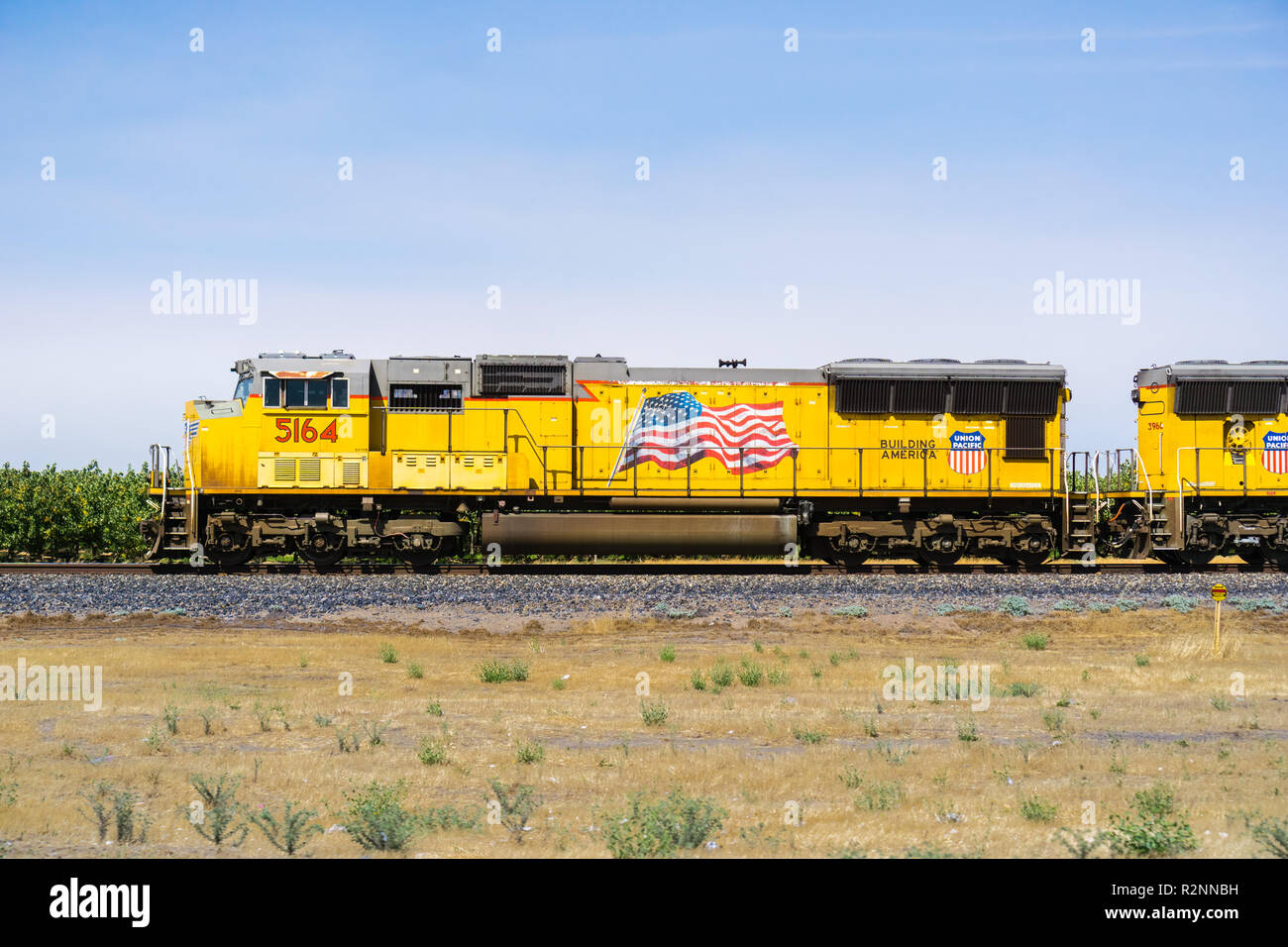 Juillet 17, 2018 Madera / CA / USA - Union Pacific locomotives afficher le drapeau américain voyageant sur le côté de l'autoroute Banque D'Images
