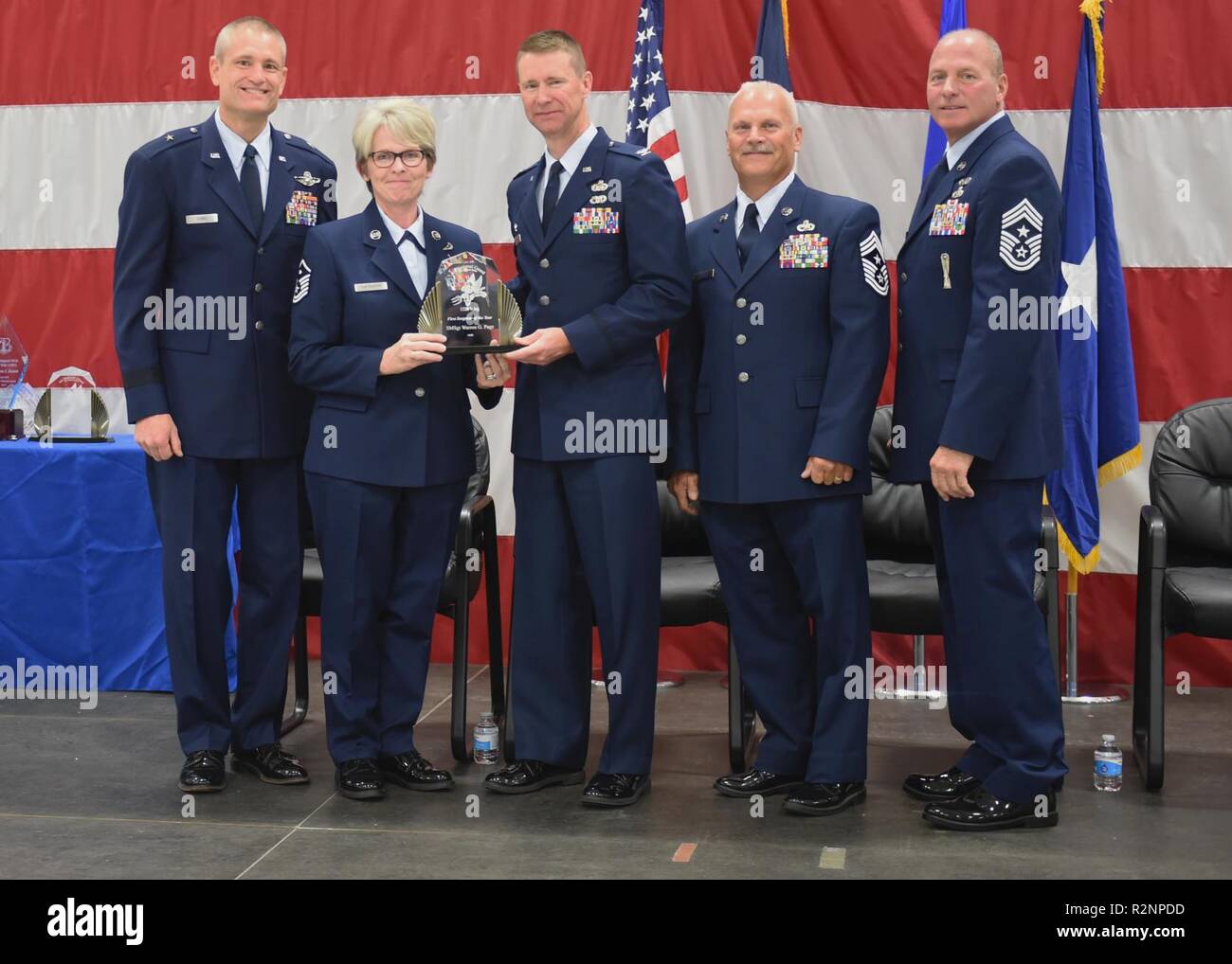 Le sergent-chef. Brenda Safranski, acceptant le prix au nom de capitaine principal Sgt. Warren Page, pose pour une photo avec le parti officiel à la 132d'aile Cérémonie annuelle de remise des prix le 3 novembre, 2018, 132d, l'aile Des Moines, Iowa. Page reçue le premier sergent de l'année 2018. Banque D'Images