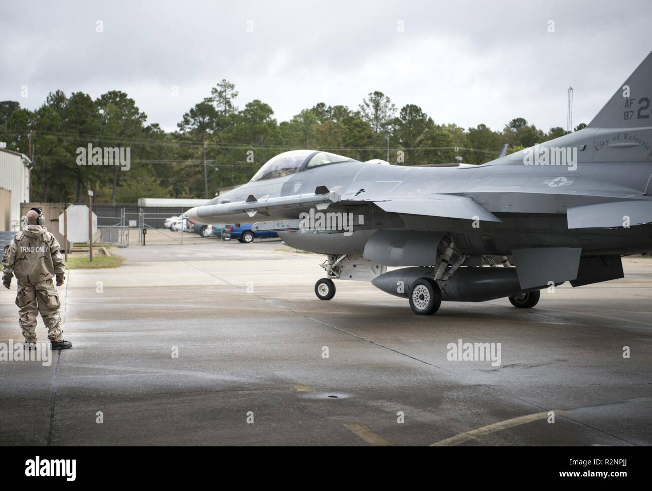 Navigant de première classe Zon Everts, 187e Escadron de maintenance des aéronefs, chef d'équipage lance le F-16 Fighting Falcon, Nov 2, 2018, à Dannelly Field, Ala. l'exercice de préparation était en préparation pour l'exploitation des missions de guerre dans un environnement de déploiement. Banque D'Images