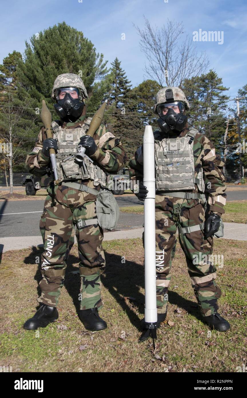 Navigant de première classe Nathaniel Chase et d'un membre de la 1re classe Josh Paquette, 104e Escadron des Forces de sécurité des défenseurs, participer à un exercice de la Phase II, le 4 novembre 2018, à la base de la Garde nationale aérienne Barnes, Westfield, Massachusetts. L'exercice permet d'aviateurs pour démontrer l'utilisation de techniques de sauvetage au cours de scénarios réalistes qui améliorent la préparation au combat. Banque D'Images