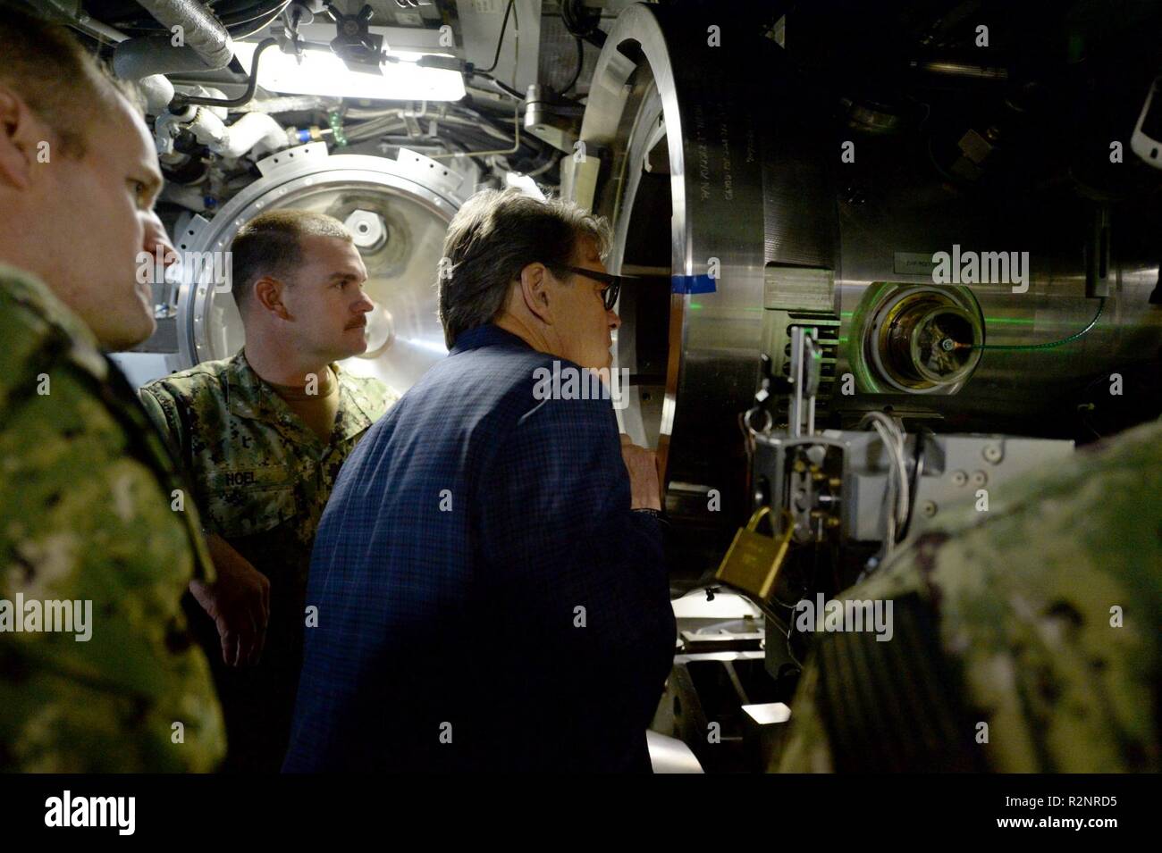 NORFOLK, Virginie (2 novembre 2018) L'Honorable Rick Perry, secrétaire de l'Énergie, inspecte l'intérieur d'un tube lance-torpilles à bord du USS John Warner (SSN 785). Perry visité John Warner au cours d'un voyage de familiarisation de sous-marins et de rencontrer les marins. Banque D'Images