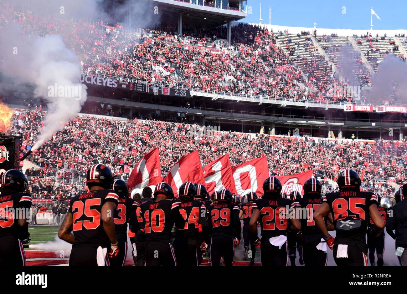 L'équipe de football de l'état de l'Ohio fonctionne sur sur le terrain pour leur match contre New York le 3 novembre 2018, à Columbus, Ohio. Ce jeu est dédié à honorer les hommes et les femmes militaires pour les anciens combattants 24. Banque D'Images