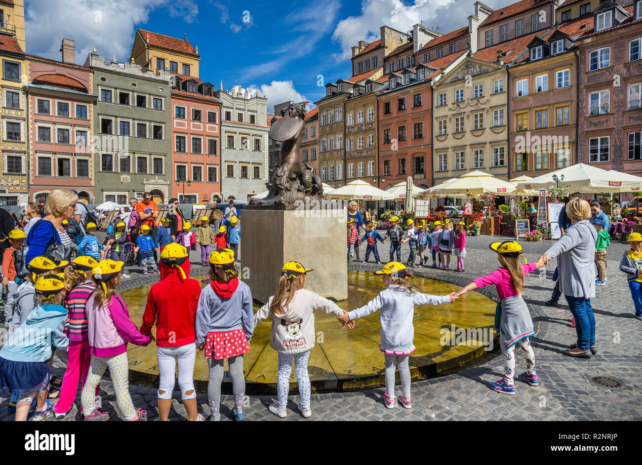 Les enfants de l'école la fontaine surround avec le bronze sculpture de la Sirène de Varsovie par Konstanty Hegel sur la Place du marché de la vieille ville, le "yrenka» ( Banque D'Images