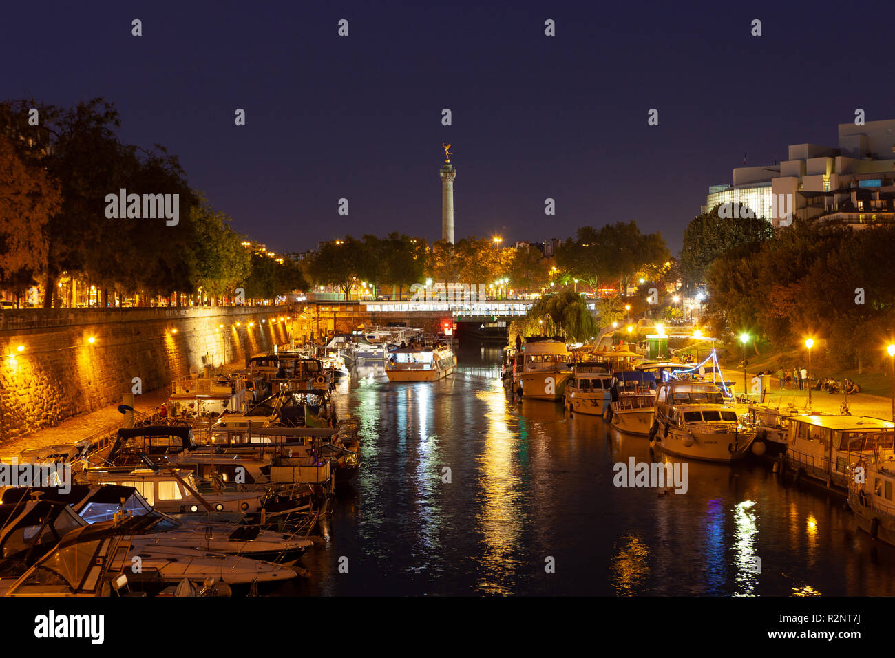 PARIS, FRANCE - 12 octobre 2018 : à partir de la vue du Bassin de l'Arsenal de la Place de la Bastille la nuit. Banque D'Images