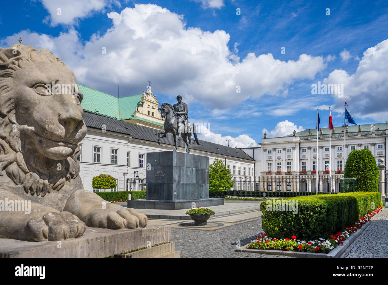 Sculpture du Lion et la statue de Bertel Thorvaldsen Prince Jozef Pontiatowsk dans la cour intérieure du palais présidentiel à Varsovie, Pologne Banque D'Images