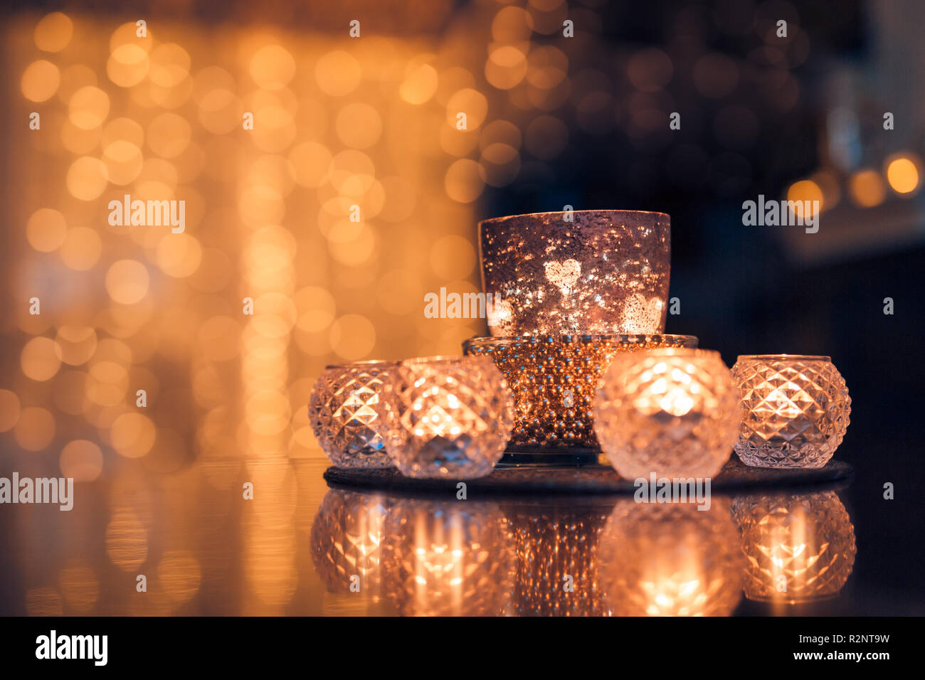 Décoration intérieure confortable, bougies brûlantes dans des verres avec lumières romantiques floues arrière-plan. Noël ou hiver saison automne maison intérieur Banque D'Images