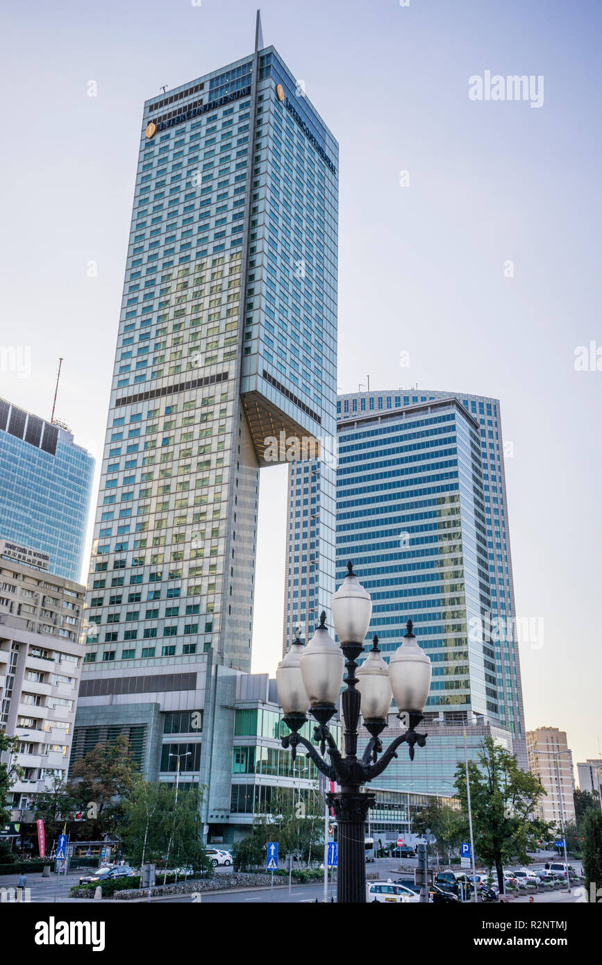 Vue sur le Neomodern 45 étage Intercontinental Varsovie avec son characteristiv "cut out", dans l'arrière-plan le centre financier de Varsovie, Varsovie, Banque D'Images