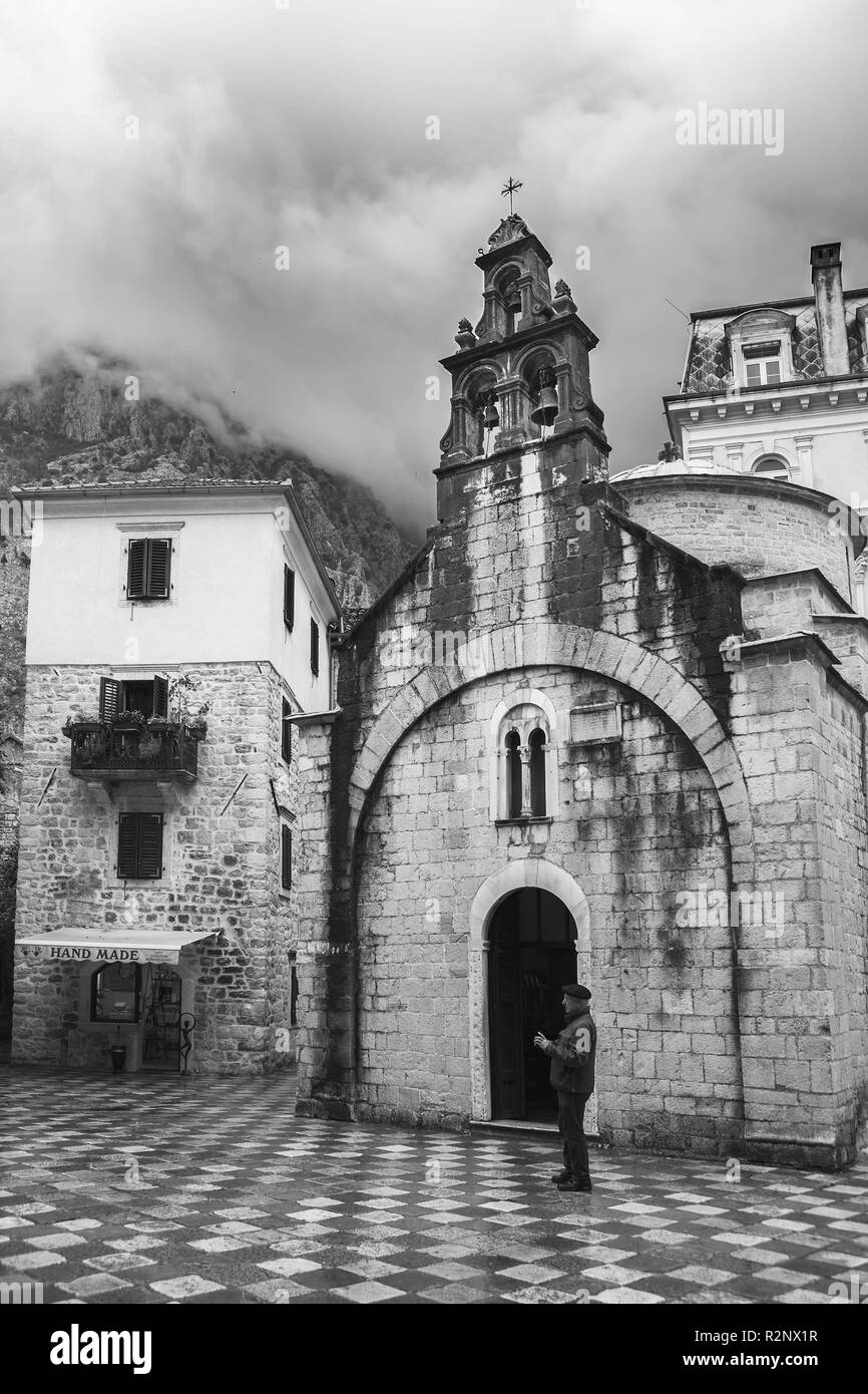 L'église saint Luc (Crkva Sv Luc) dans le square du même nom (Trg Sv Luc) en début d'après-midi : Kotor, Monténégro. Version noir et blanc Banque D'Images