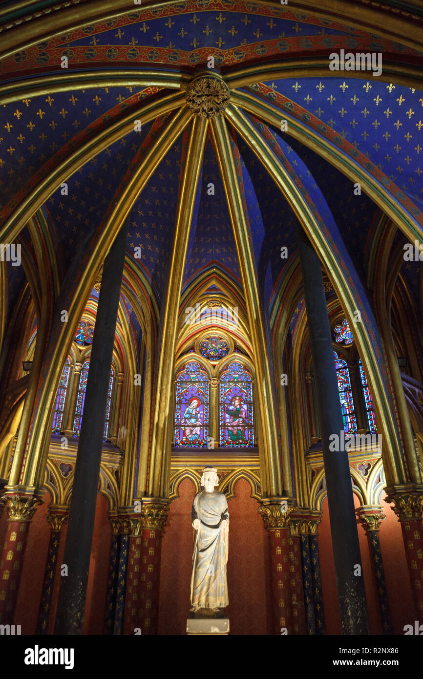 Intérieur de la chapelle basse de la Sainte-Chapelle à Paris, France Banque D'Images