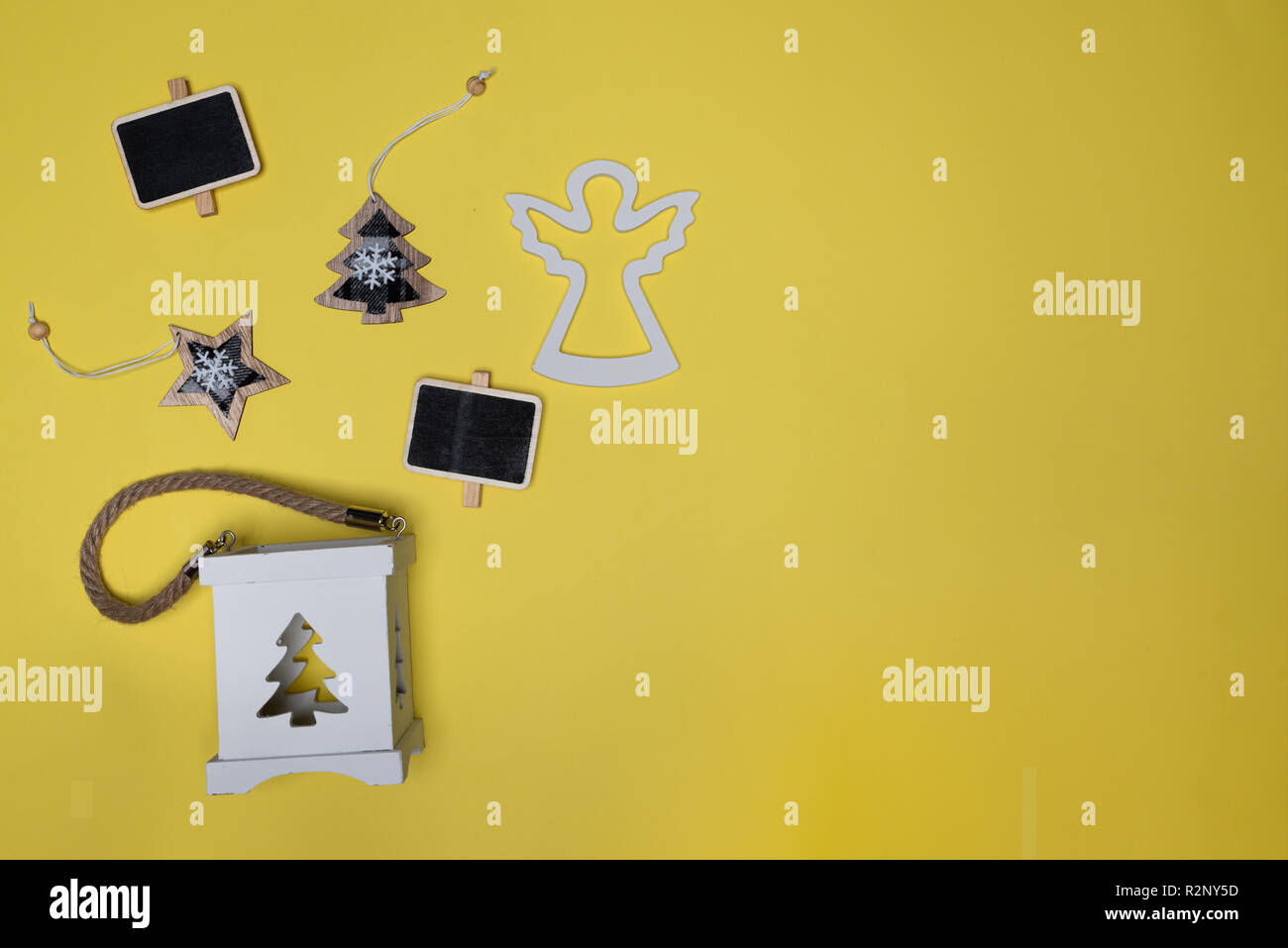 Star, arbre de Noël, un mini tableau, angel et support de bougie. Décorations de Noël télévision concept jeter with copy space Banque D'Images