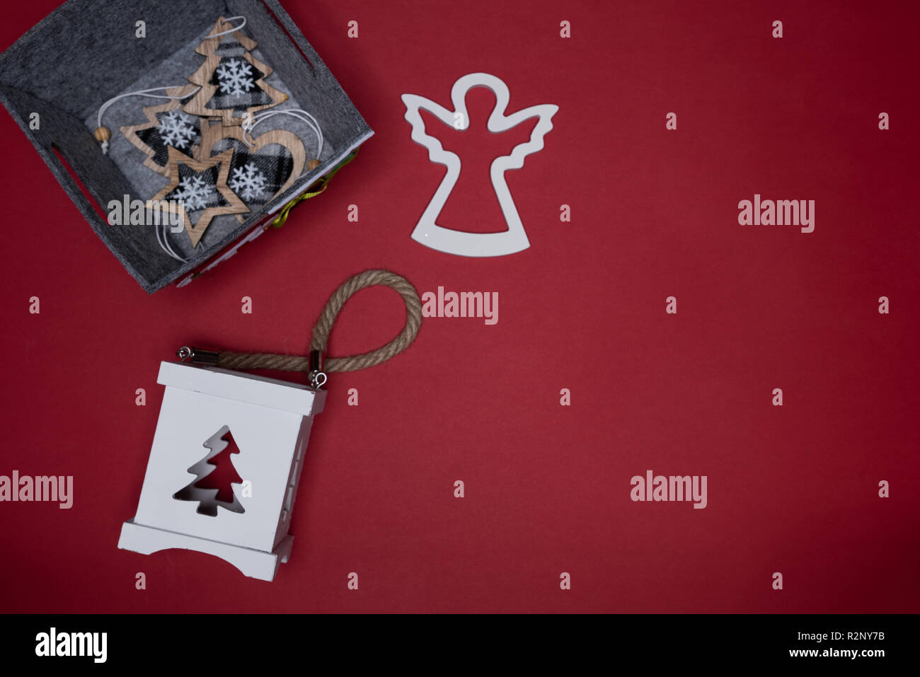 Boîte de Noël, porte-bougie ange en bois et décoration minimaliste conceptuel mise à plat Banque D'Images