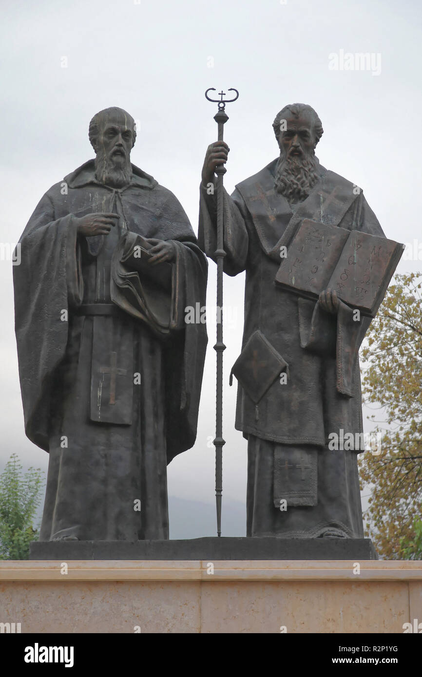 SKOPJE, Macédoine - 16 SEPTEMBRE : les saints Cyrille et Méthode Monument à Skopje le 16 septembre 2012. Des statues en bronze d'éducateurs et de missionnaires Sa Banque D'Images