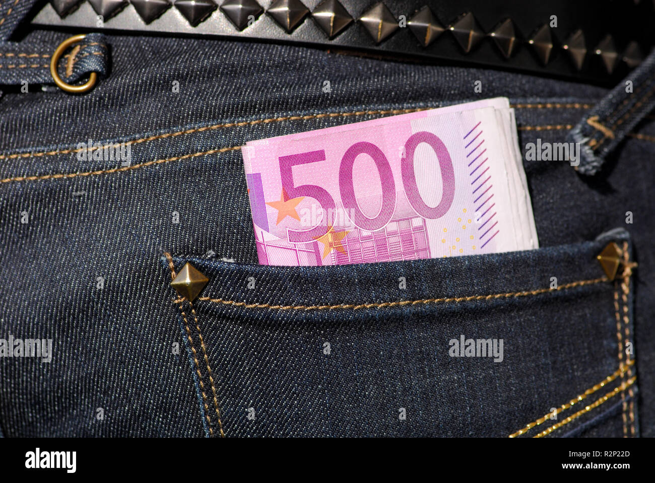 Cinq cents billets dans la poche Banque D'Images