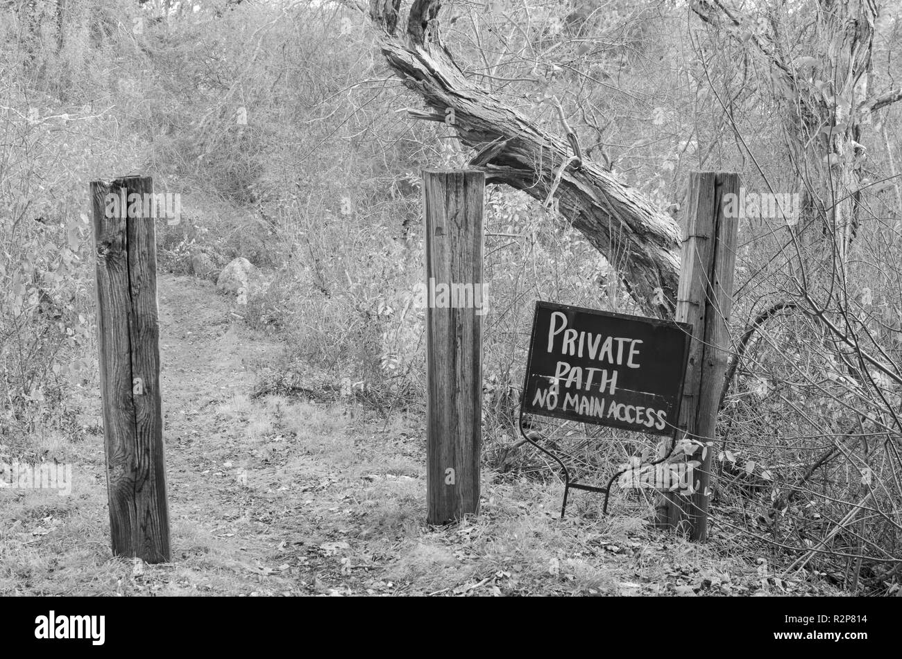 Chemin privé aucun signe d'accès principal en bois avec poteaux et trail Banque D'Images