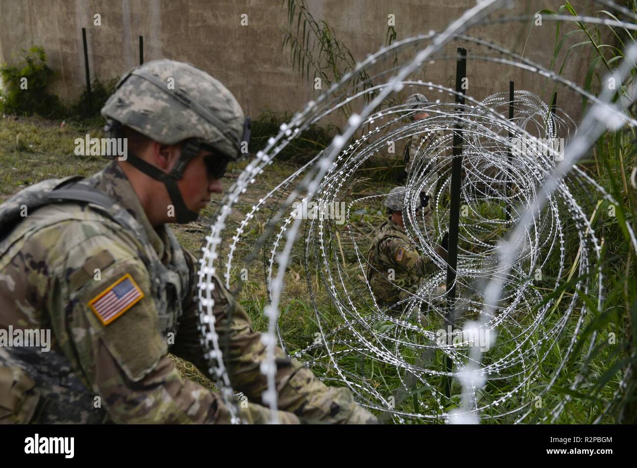 Les soldats de la 97e Brigade de police militaire, et 41e compagnie du génie, Fort Riley, KS., travailler le long du côté avec le U.S. Customs and Border Protection à l'Hidalgo, TX., port d'entrée, l'application de 300 mètres de barbelés le long de la frontière du Mexique à l'appui de l'opération FIDÈLES PATRIOT 2 Novembre, 2018. Les soldats devront fournir diverses formes de soutien, y compris la planification de l'aide, du soutien, de l'équipement et des ressources pour aider le Ministère de la sécurité intérieure le long de la frontière sud-ouest. Banque D'Images