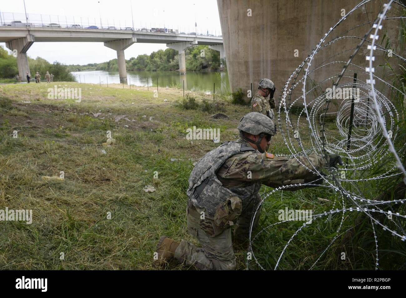 Les soldats de la 97e Brigade de police militaire, et 41e compagnie du génie, Fort Riley, KS., travailler le long du côté avec le U.S. Customs and Border Protection à l'Hidalgo, TX., port d'entrée, l'application de 300 mètres de barbelés le long de la frontière du Mexique à l'appui de l'opération FIDÈLES PATRIOT 2 Novembre, 2018. Les soldats devront fournir diverses formes de soutien, y compris la planification de l'aide, du soutien, de l'équipement et des ressources pour aider le Ministère de la sécurité intérieure le long de la frontière sud-ouest. Banque D'Images