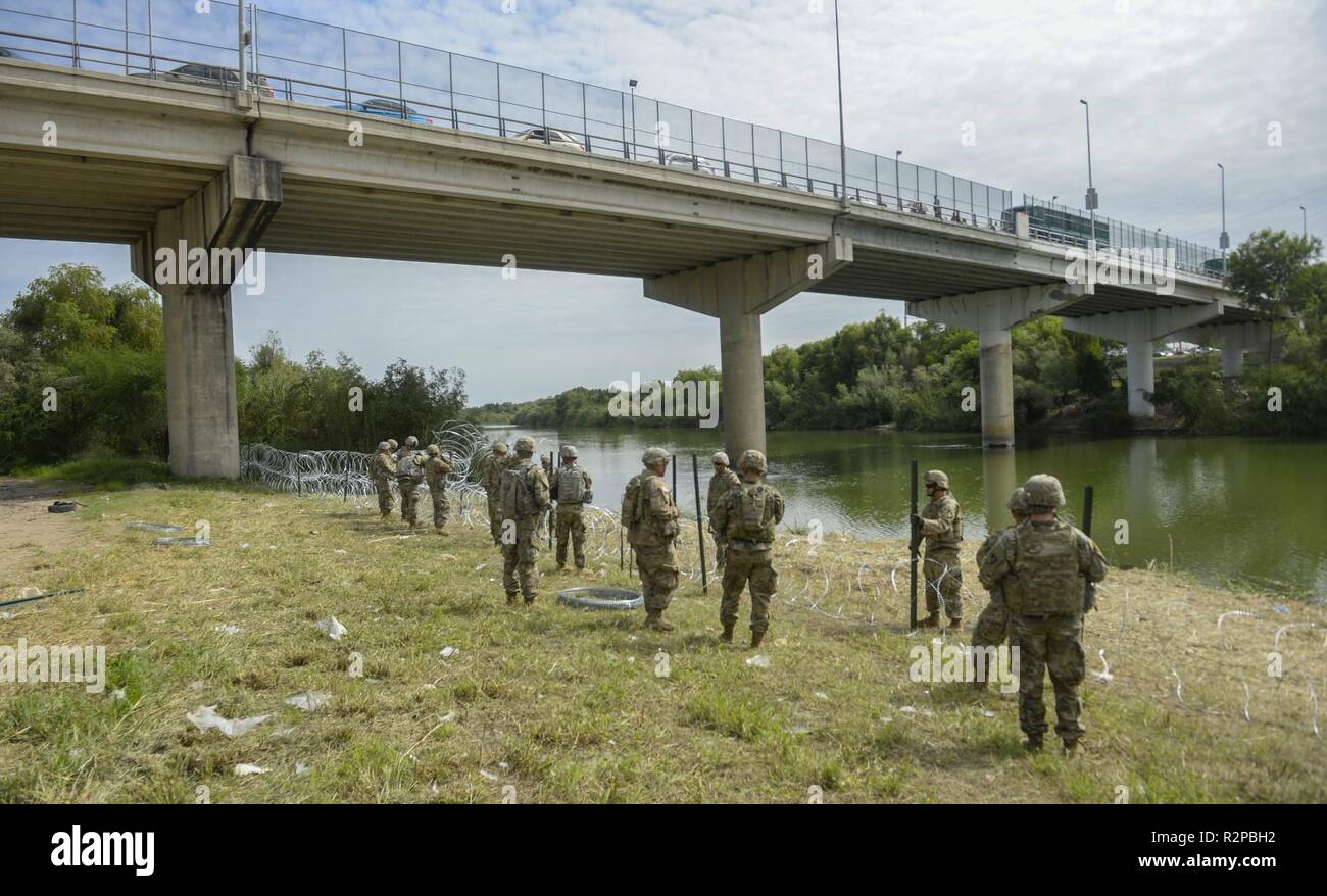 Les soldats de la 97e Brigade de police militaire, et 41e compagnie du génie, Fort Riley, KS., travailler le long du côté avec le U.S. Customs and Border Protection à l'Hidalgo, TX., port d'entrée, l'application de 300 mètres de barbelés le long de la frontière du Mexique à l'appui de l'opération FIDÈLES PATRIOT 2 Novembre, 2018. Les soldats devront fournir diverses formes de soutien, y compris la planification de l'aide, du soutien, de l'équipement et des ressources pour aider le Ministère de la sécurité intérieure le long de la frontière sud-ouest. Banque D'Images