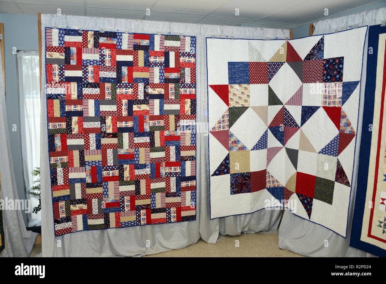 Une paire de ferme patriotique sur l'affichage à un quilt show à Fort Dodge, Iowa qui ont été assemblés par le sergent-chef de la Garde nationale de l'Iowa. 133e Escadron d'essai Lynn Koger, Iowa Air National Guard à Fort Dodge, Iowa le 26 octobre 2018. Koger fait les courtepointes pendant qu'elle était déployée en Iraq et les plans récemment de faire don des courtepointes pour les courtepointes de vaillance programme. Quilts de vaillance présente des couvertures aux membres de l'armée américaine qui ont été touchés par la guerre. La Garde nationale aérienne des États-Unis Banque D'Images
