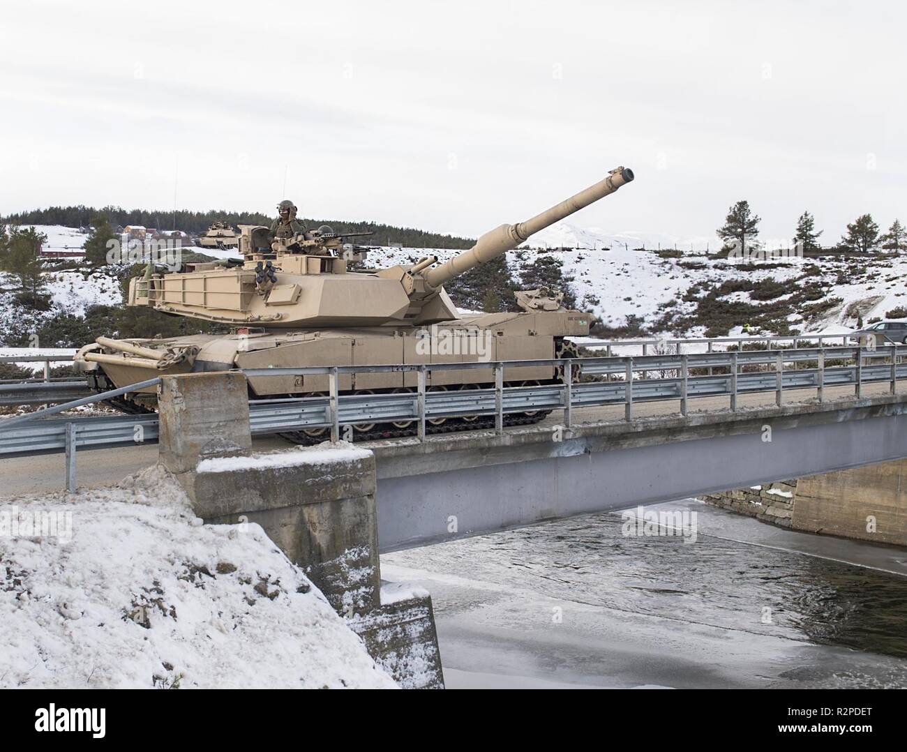 Les Marines américains avec 2e Bataillon, 2e Division de marines, l'avance sur leur objectif est défendu par des forces espagnoles au cours de l'exercice Trident Stade 18 près de Folldal, la Norvège, le 3 novembre 2018. Stade Trident 18 améliore les États-Unis et ses alliés de l'Otan et partenaires capacité à travailler ensemble collectivement pour mener des opérations militaires dans des conditions difficiles. Banque D'Images