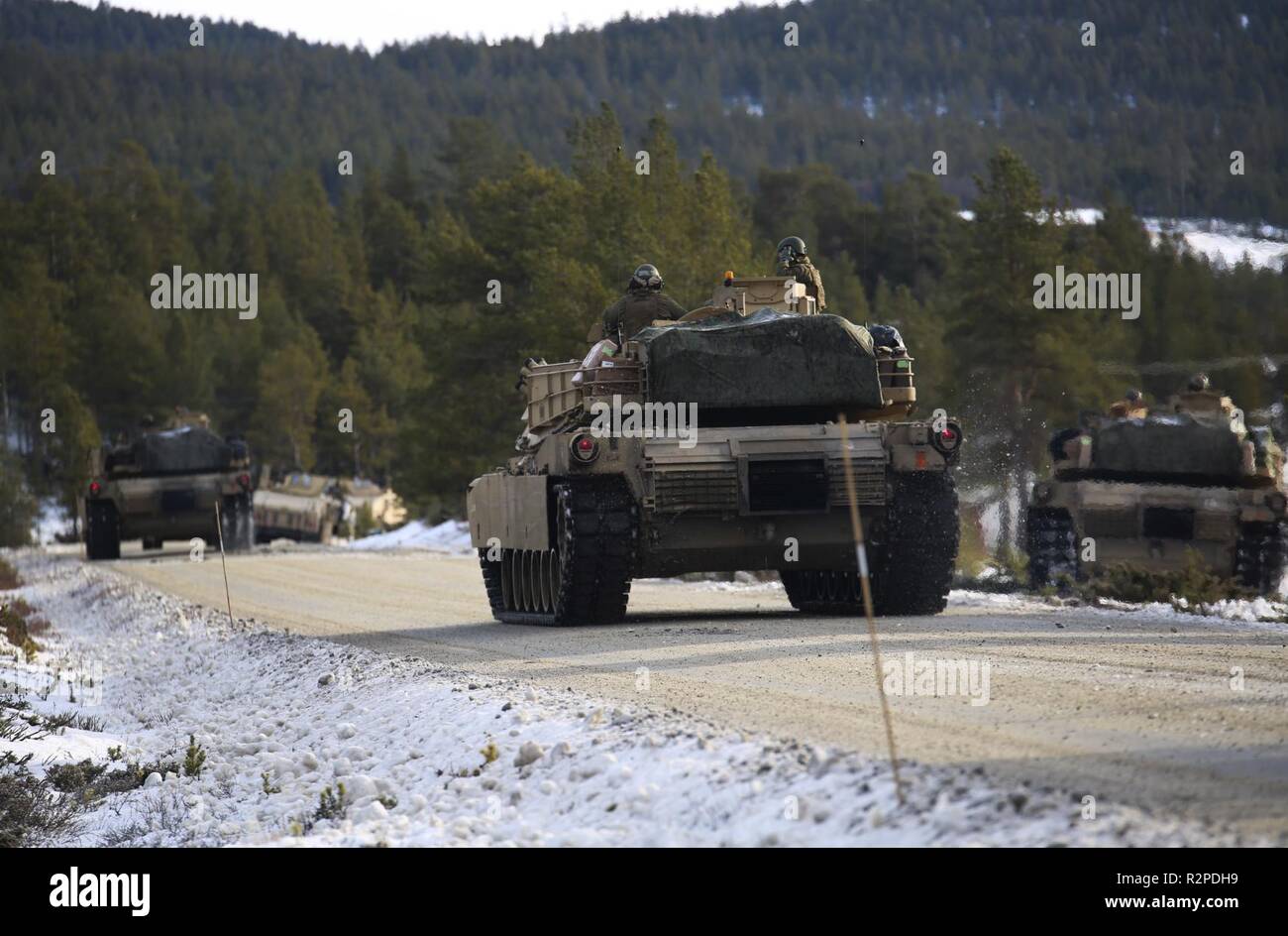 Les Marines américains avec 2e Bataillon, 2e Division de marines, l'avance sur leur objectif est défendu par des forces espagnoles au cours de l'exercice Trident Stade 18 près de Folldal, la Norvège, le 3 novembre 2018. Stade Trident 18 améliore les États-Unis et ses alliés de l'Otan et partenaires capacité à travailler ensemble collectivement pour mener des opérations militaires dans des conditions difficiles. Banque D'Images