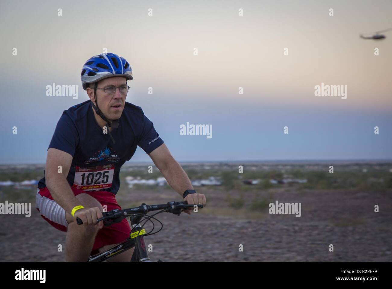 Un concurrent dans le bike route participe à la première assemblée annuelle Défi Col du Télégraphe à Yuma (Arizona), le 3 novembre 2018. Le défi, coordonné par Marine Corps Community Services (CCM), a offert aux participants l'occasion de concourir pour le premier, deuxième ou troisième place dans une course de 8 km, 5 km de vélo route, ou les deux. Le cours comprenait un 'Blue Mile, qui est généralement la plus difficile partie de l'événement de course étant un mile silencieux. Le 'Blue m' honore et commémore tous les héros morts de l'armée, de la police, et le service d'incendie. Banque D'Images