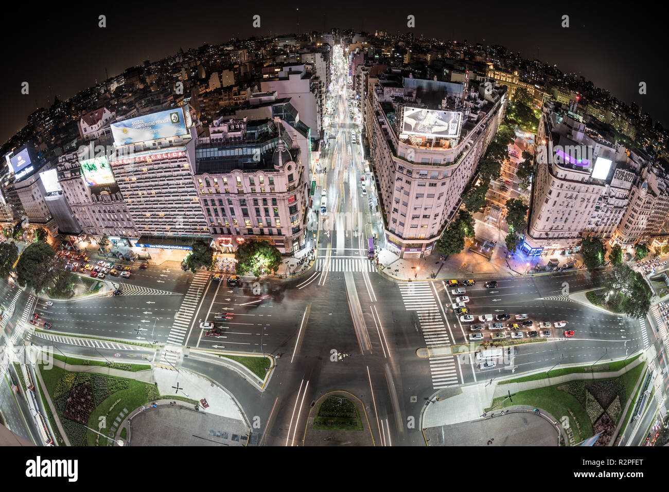 Buenos Aires, Argentine - 4 mai 2015 : l'heure de pointe et le trafic sur les sreets de Buenos Aires. Cette photo montre l'Avenue 9 de Julio. Banque D'Images