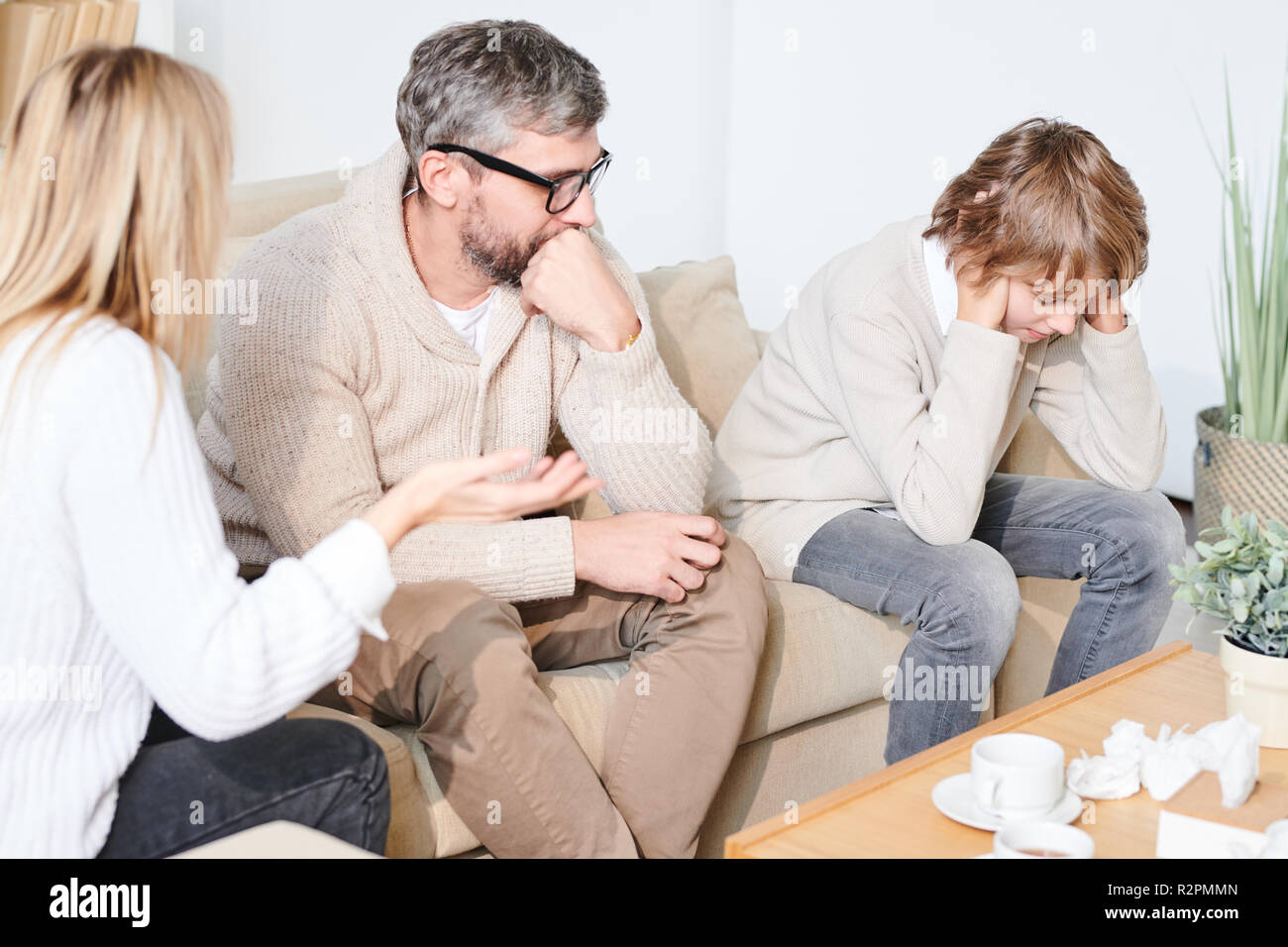 Malheureux adolescent à la thérapie familiale Banque D'Images