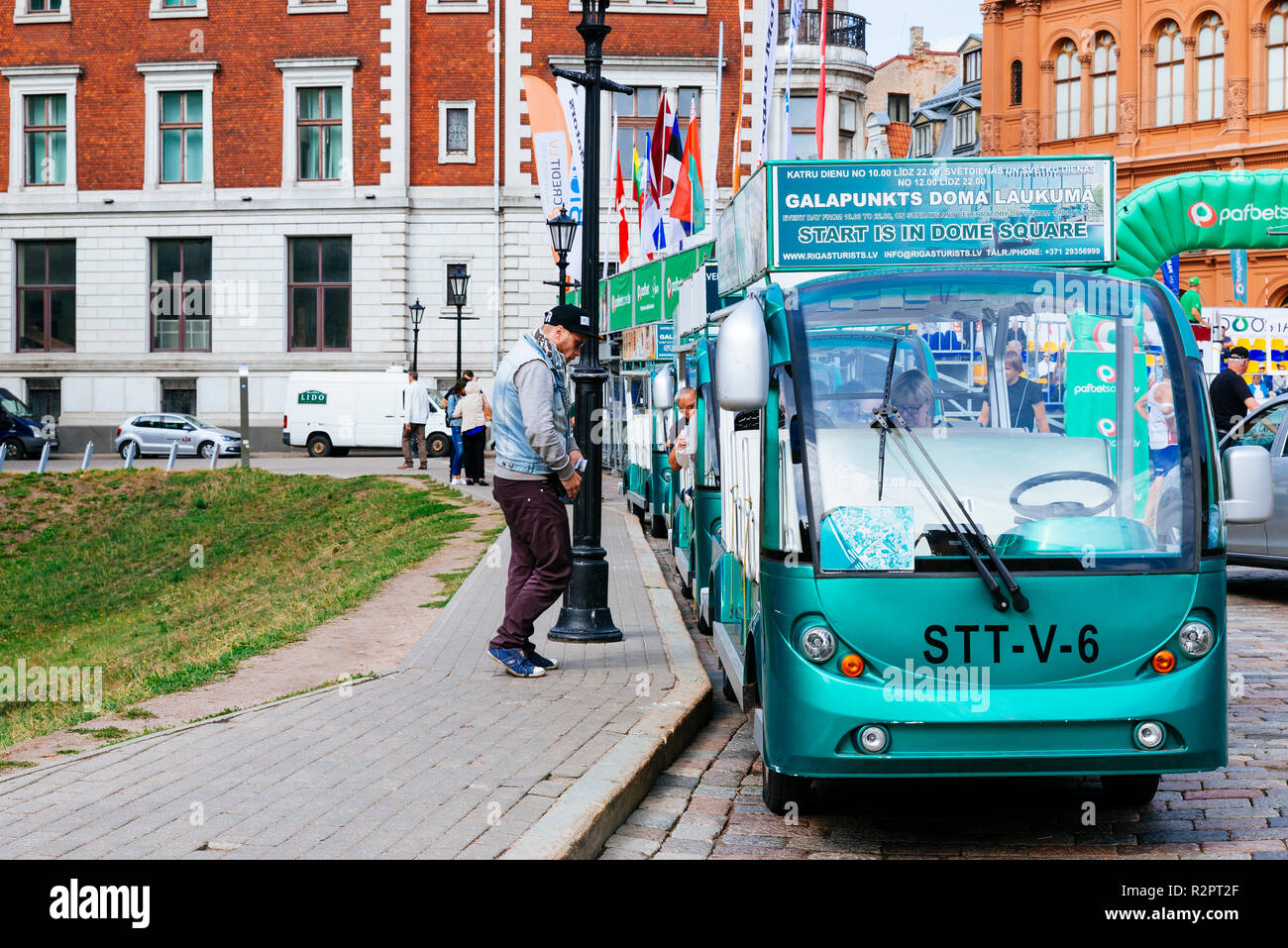 Véhicule pour des visites guidées à travers la vieille ville de Riga, Lettonie, Pays Baltes, Europe Banque D'Images