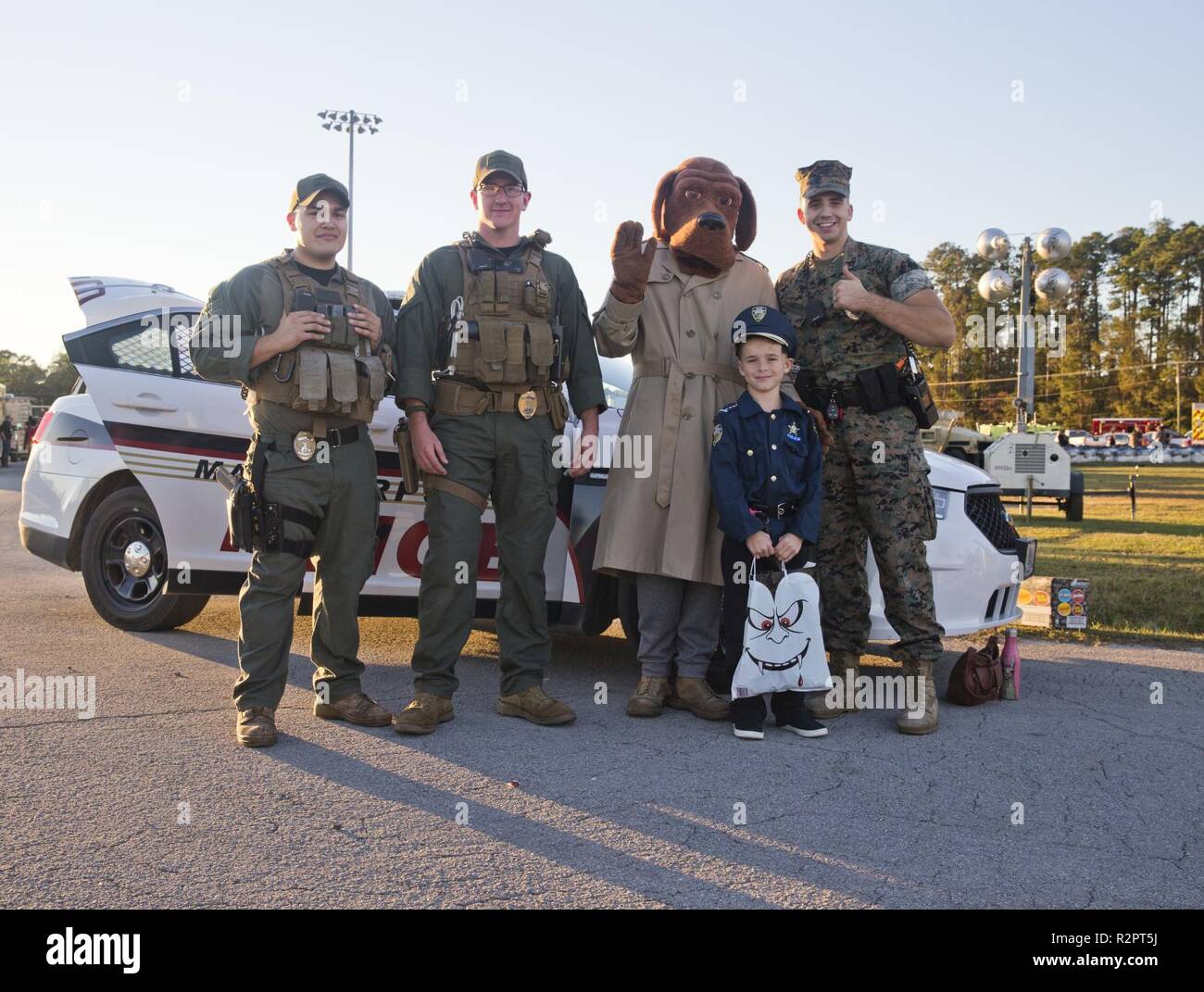 McGruff le crime du Grand Prévôt chien conduit à leur bureau Marines candy station au cours de la distribution des services communautaires du Marine Corps tronc annuel ou traiter au Marine Corps Air Station Cherry Point, en Caroline du Nord, le 30 octobre 2018. Près de 100 véhicules ont été équipés avec leurs spookiest dessins affichés pour terrifier les clients tandis que les propriétaires de voiture ont distribué des bonbons aux plus jeunes de la famille. Activités disponibles pour les familles ont également inclus l'écran tactile affiche-camion, ring toss, un sac de pommes de terre la race, bowling, gâche haute force testeur, et un film sur le thème d'Halloween. Banque D'Images