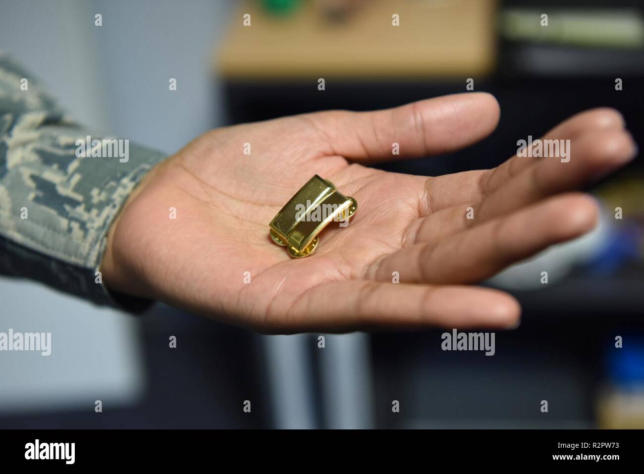 Le Sgt Tech. Olivia Sandrini, 721e Escadron de maintenance des aéronefs, le personnel de soutien et des programmes de commande chef de section, tient son futur second lieutenant bars, sur la base aérienne de Ramstein, en Allemagne, le 1 novembre 2018. Après avoir passé quelques années dans l'armée, Sandrini a décidé d'être un officier de la Force aérienne était son prochain objectif. Banque D'Images