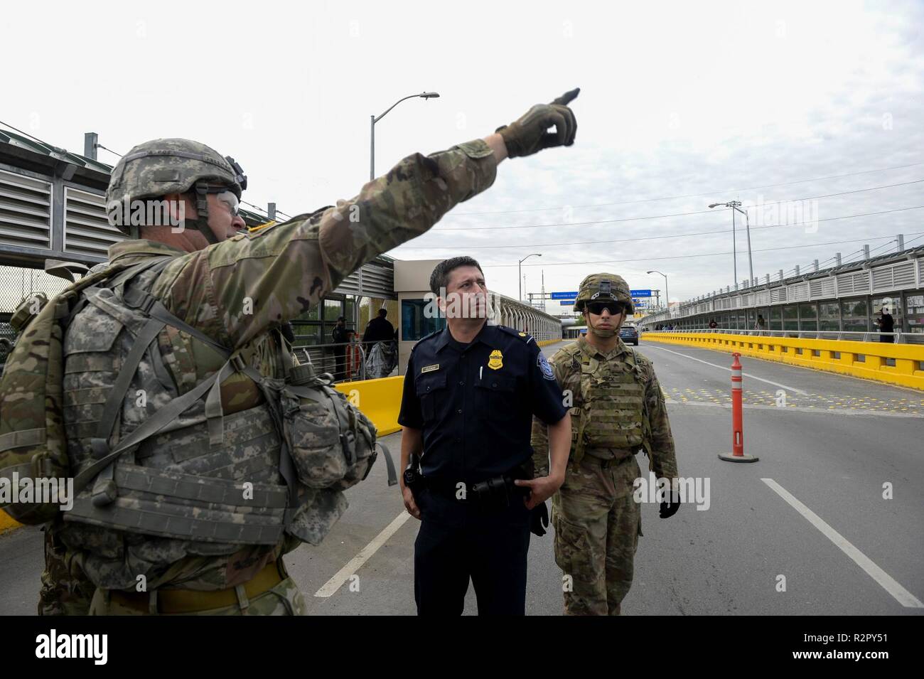 Les soldats de la 97e Brigade de police militaire, et 41e compagnie du génie, Fort Riley, KS., travailler le long du côté avec le U.S. Customs and Border Protection à l'Hidalgo, TX., port d'entrée, l'application de 300 mètres de barbelés le long de la frontière du Mexique à l'appui de l'opération FIDÈLES PATRIOT 2 Novembre, 2018. Les soldats devront fournir diverses formes de soutien, y compris la planification de l'aide, du soutien, de l'équipement et des ressources pour aider le Ministère de la sécurité intérieure le long de la frontière sud-ouest. Banque D'Images