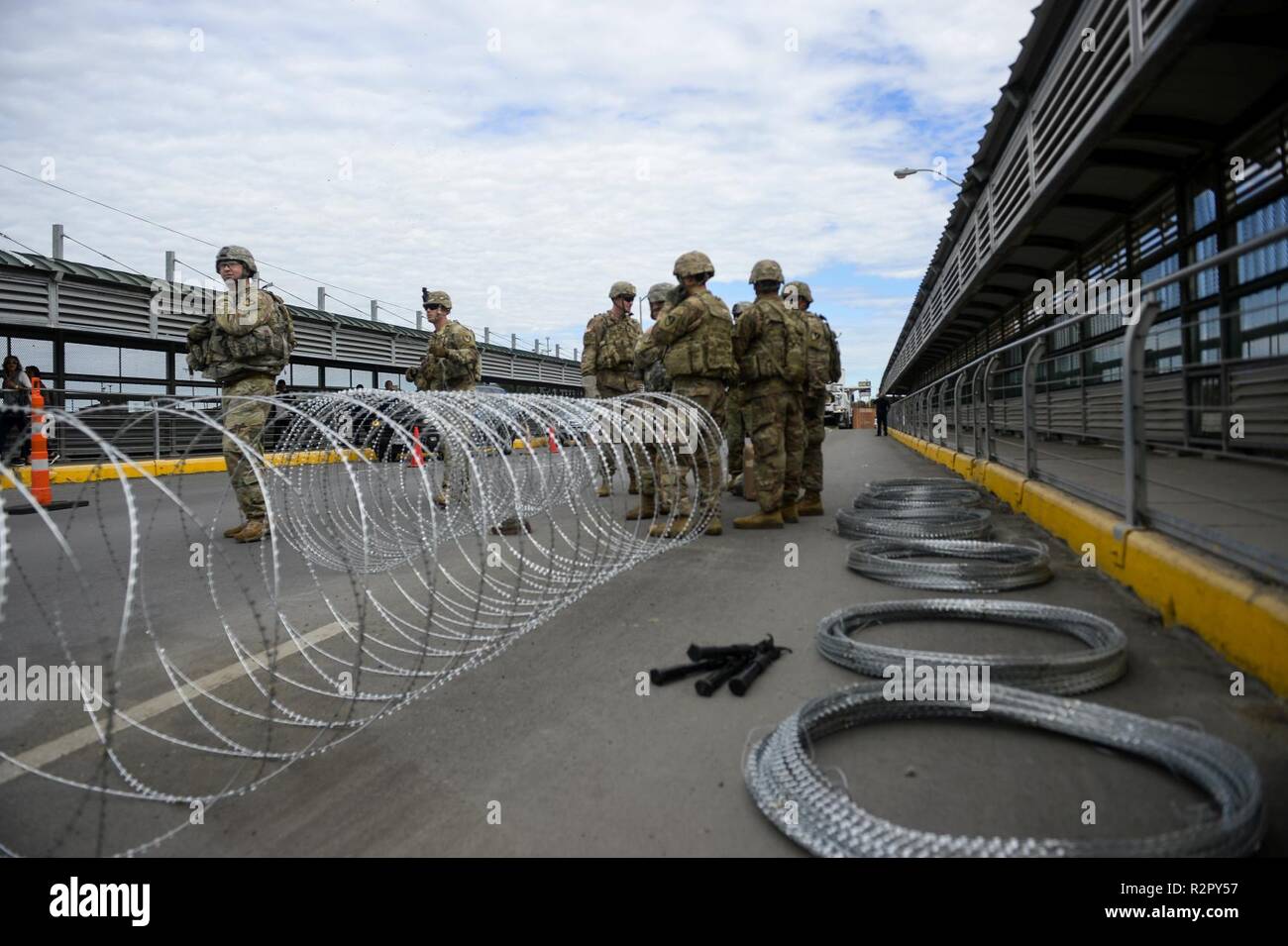 Les soldats de la 97e Brigade de police militaire, et 41e compagnie du génie, Fort Riley, KS., travailler le long du côté avec le U.S. Customs and Border Protection à l'Hidalgo, TX., port d'entrée, l'application de 300 mètres de barbelés le long de la frontière du Mexique à l'appui de l'opération FIDÈLES PATRIOT 2 Novembre, 2018. Les soldats devront fournir diverses formes de soutien, y compris la planification de l'aide, du soutien, de l'équipement et des ressources pour aider le Ministère de la sécurité intérieure le long de la frontière sud-ouest. Banque D'Images