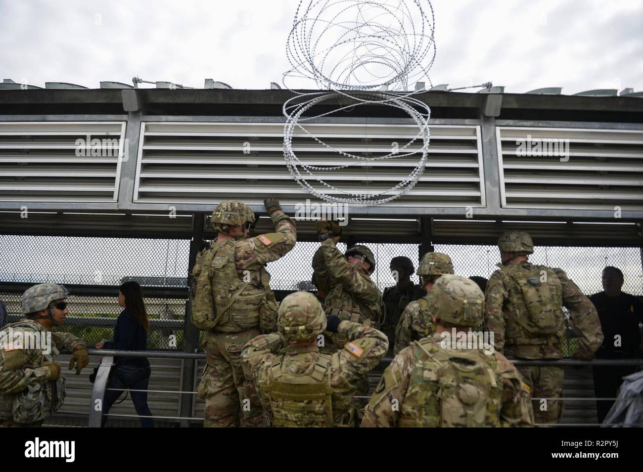 Les soldats de la 97e Brigade de police militaire, et 41e compagnie du génie, Fort Riley, KS., travailler le long du côté avec le U.S. Customs and Border Protection à l'Hidalgo, TX., port d'entrée, l'application de 300 mètres de barbelés le long de la frontière du Mexique à l'appui de l'opération FIDÈLES PATRIOT 2 Novembre, 2018. Les soldats devront fournir diverses formes de soutien, y compris la planification de l'aide, du soutien, de l'équipement et des ressources pour aider le Ministère de la sécurité intérieure le long de la frontière sud-ouest. Banque D'Images