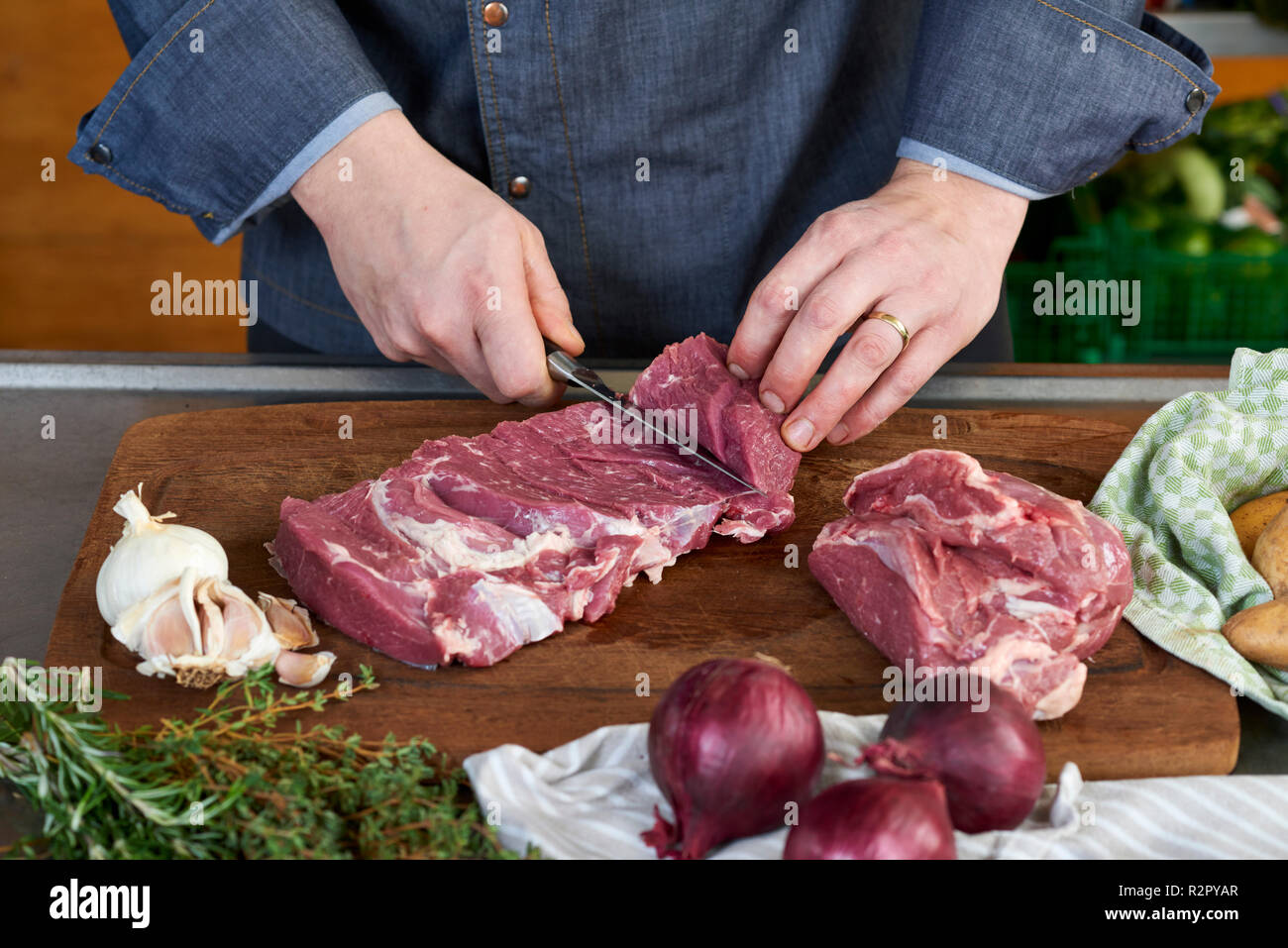 Séries de photos, étape par étape, préparation d'un gigot d'agneau rempli d'Herbes et légumes provençaux en utilisant un processeur de nourriture (Thermomix ® et Varoma ®), découpe le gigot Banque D'Images