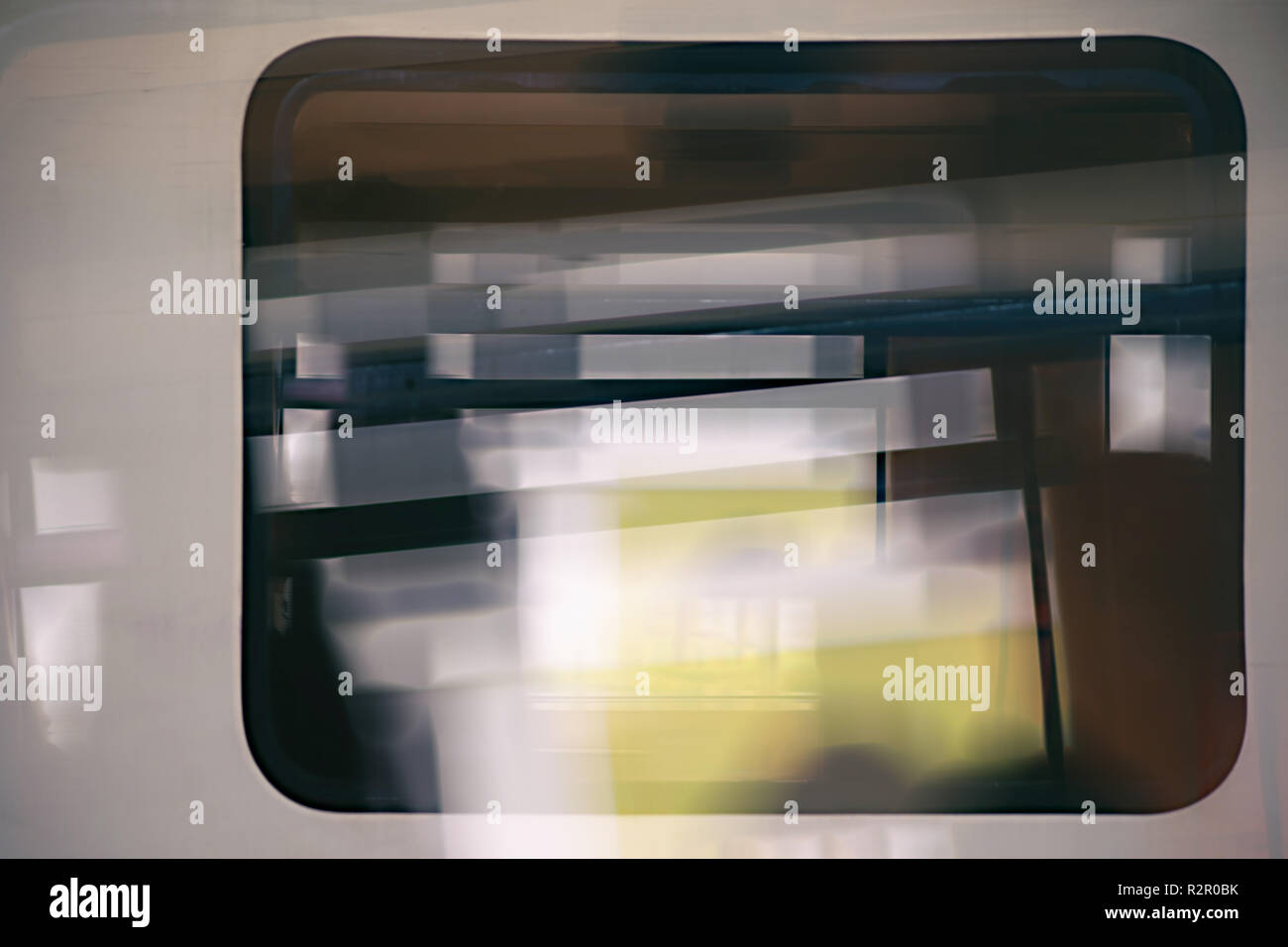 Silhouettes abstraites et décrit des passagers, le train window Banque D'Images