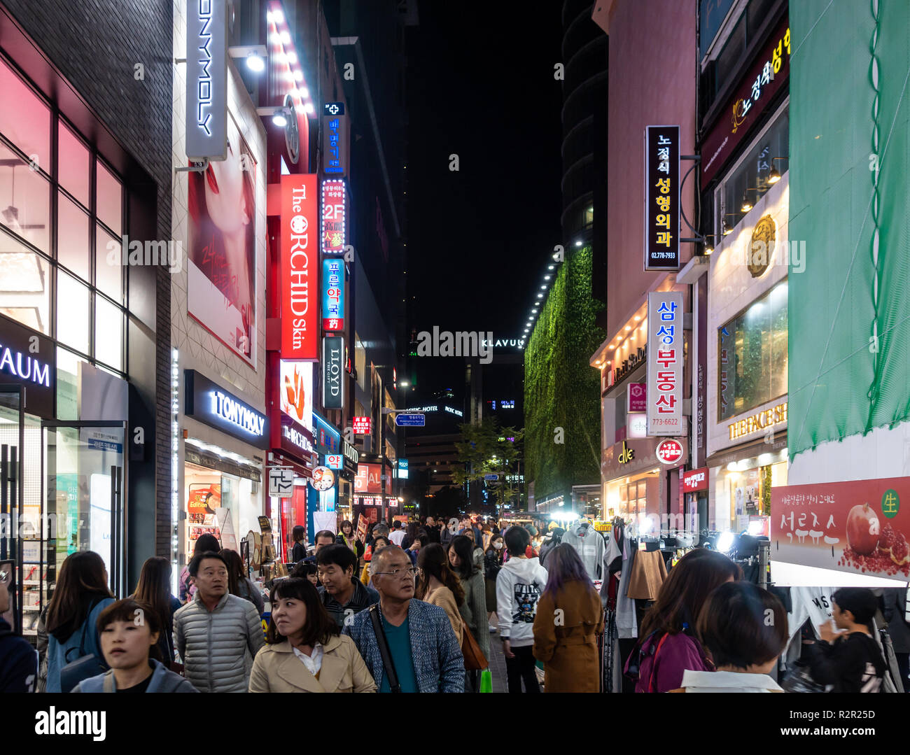 Rues de Gangnam à Séoul, Corée du Sud, occupé avec les consommateurs et les touristes la nuit. Les lumières des boutiques et enseignes de la lumière jusqu'à la rue Banque D'Images