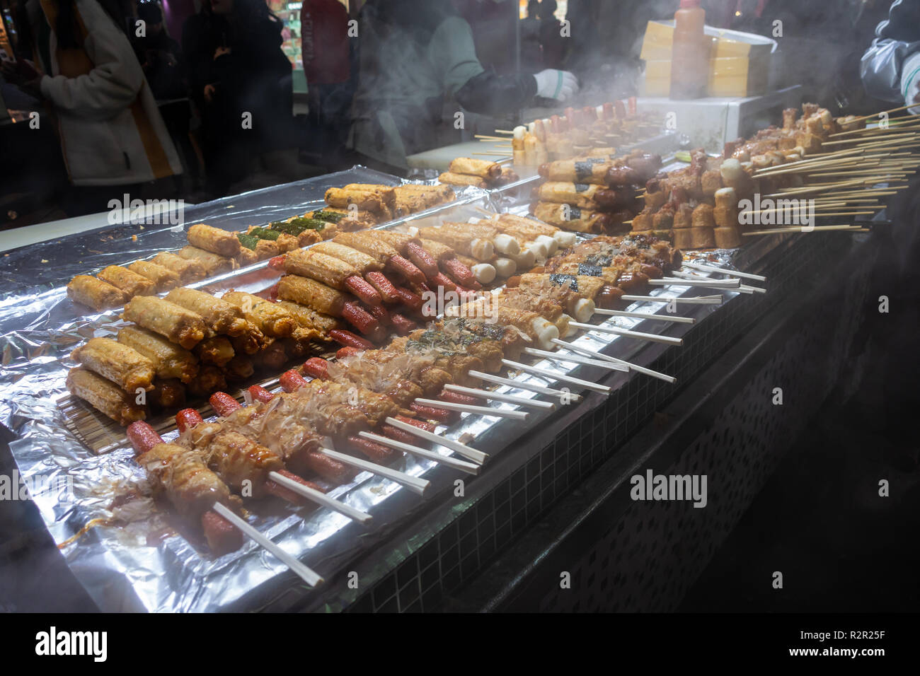 Street Food sur des bâtonnets de bois ou les brochettes sur un étal dans Myeongdon à Séoul, Corée du Sud. Banque D'Images