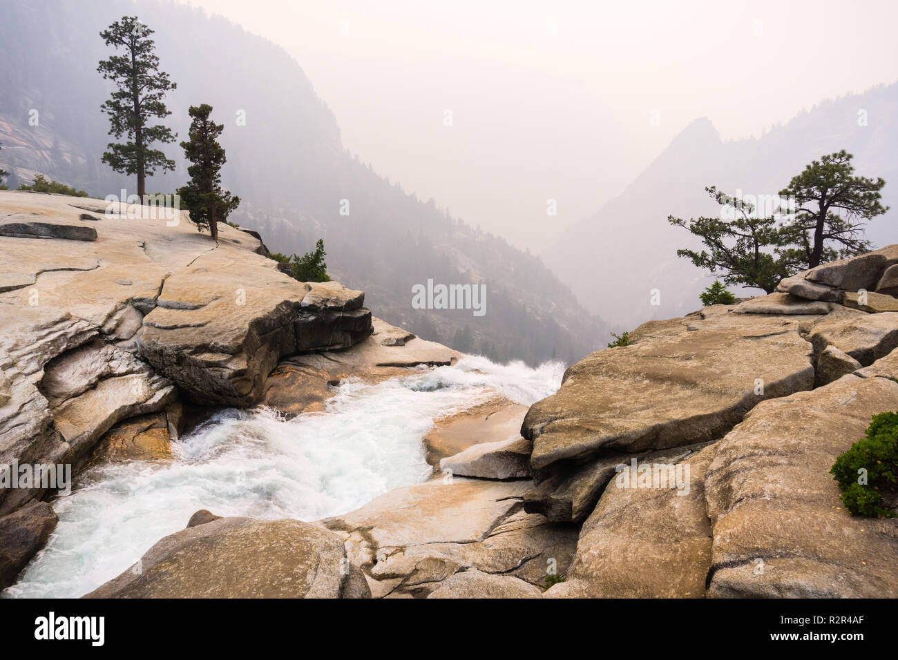 La vue du sommet du Nevada Falls, la fumée s'échapper de la Ferguson Feu visible à l'arrière-plan ; Yosemite National Park, Californie Banque D'Images