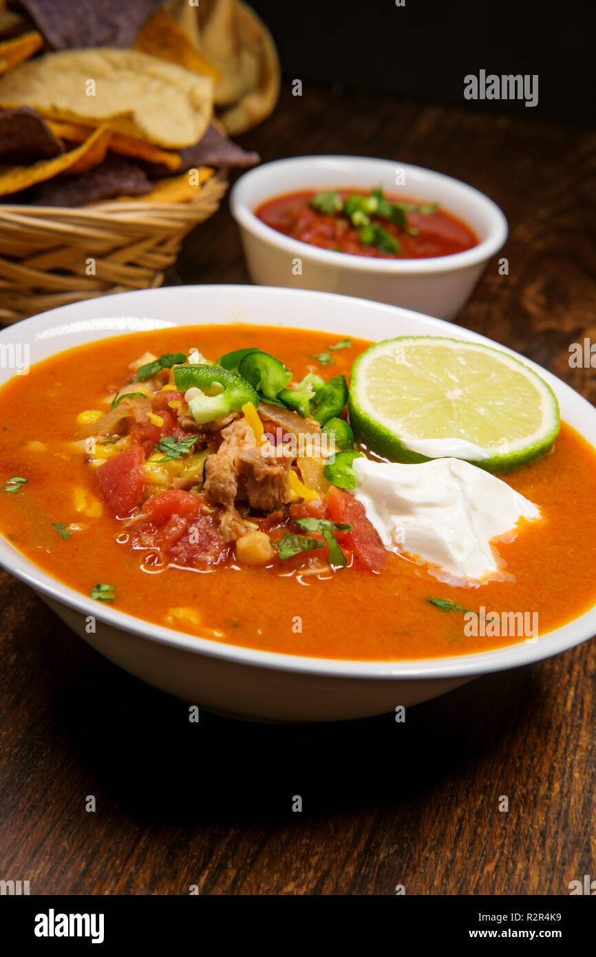 De copieux et épicé soupe tortilla avec le piment et l'orange Mauve et blanc puces multicolore torttilla Banque D'Images
