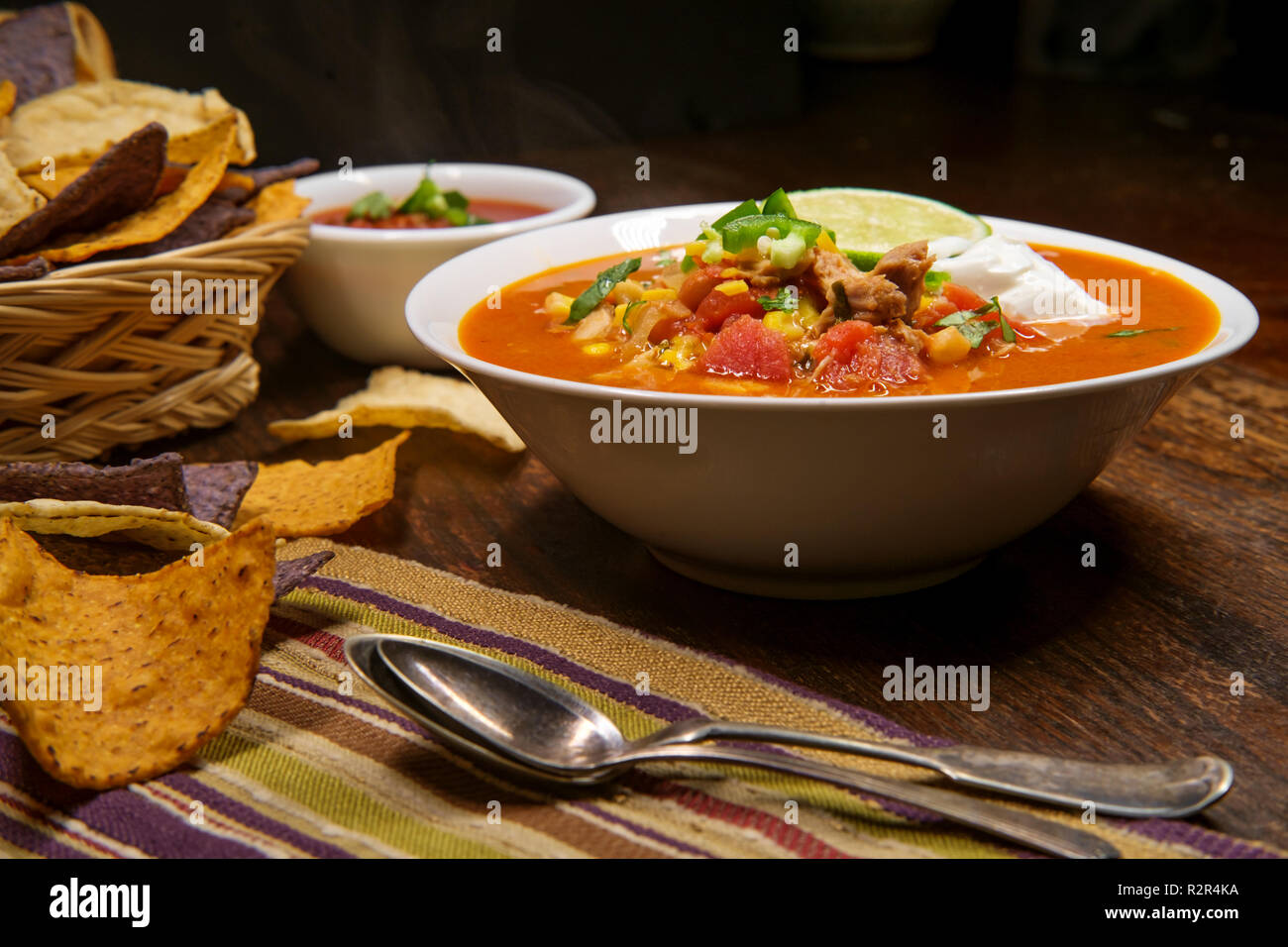 De copieux et épicé soupe tortilla avec le piment et l'orange Mauve et blanc puces multicolore torttilla Banque D'Images